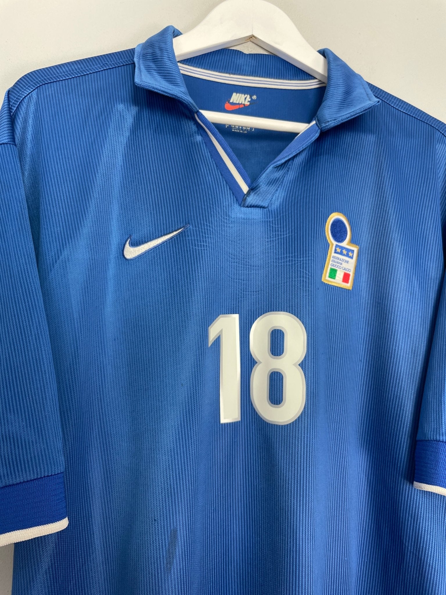 Shop 1997/98 ITALY R.BAGGIO #18 HOME SHIRT (XL) NIKE, classic football shirts, vintage football shirts & retro soccer jerseys at Cult Kits