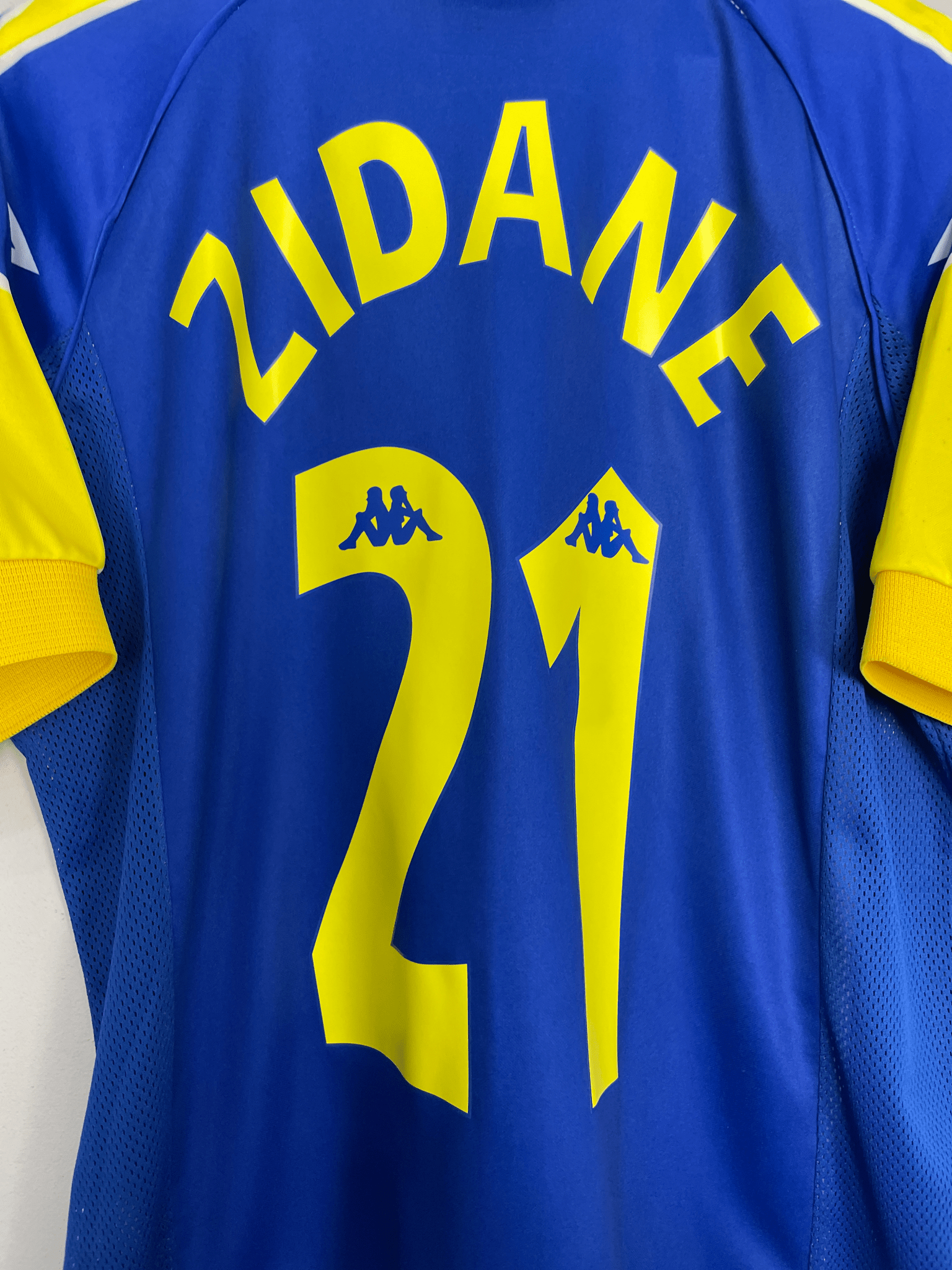 Shop 1997/98 JUVENTUS ZIDANE #21 *BNWT* THIRD SHIRT (M) KAPPA, classic football shirts, vintage football shirts & retro soccer jerseys at Cult Kits