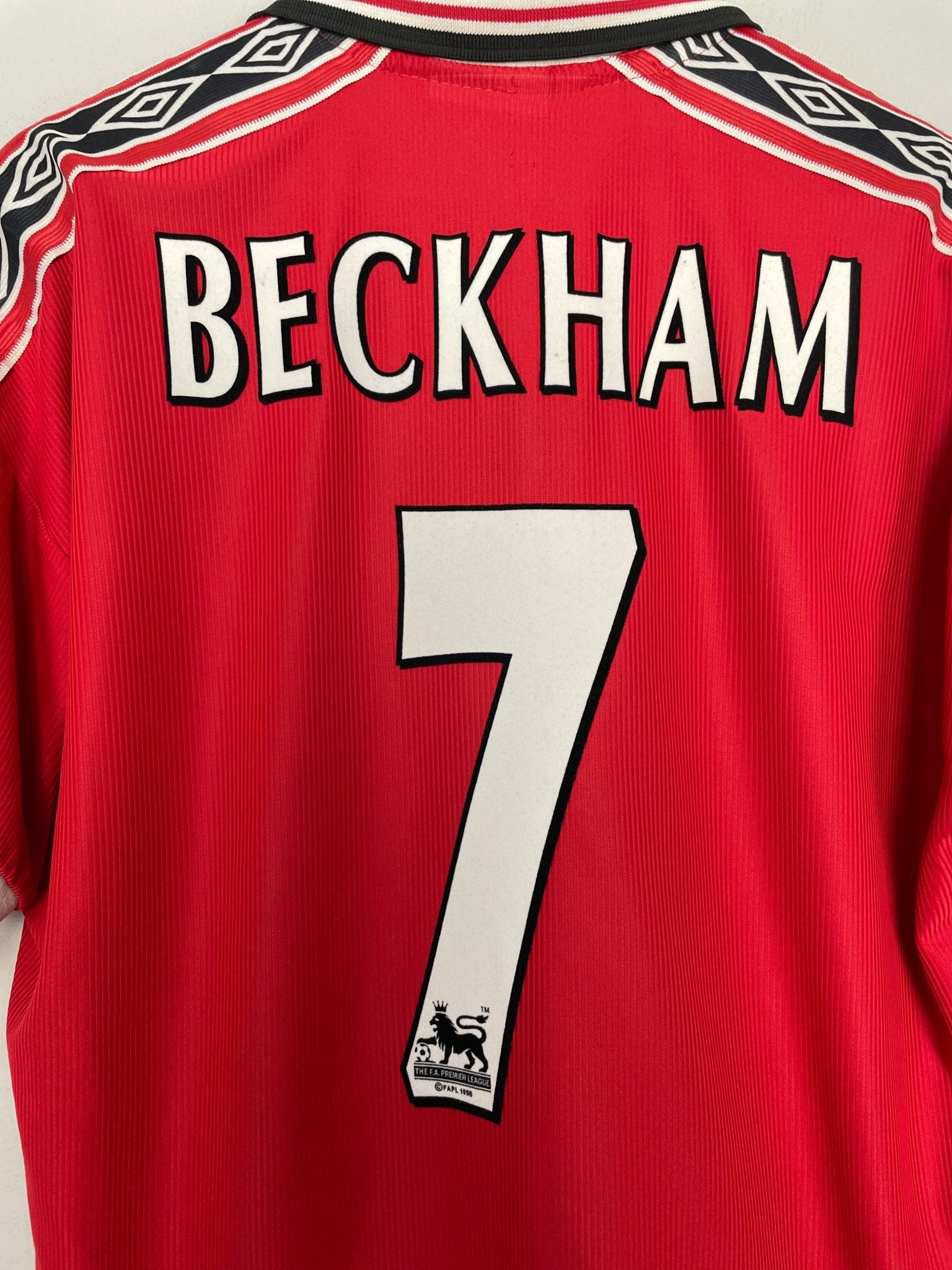 Shop 1998/00 MANCHESTER UNITED BECKHAM #7 HOME SHIRT (L) UMBRO, classic football shirts, vintage football shirts & retro soccer jerseys at Cult Kits