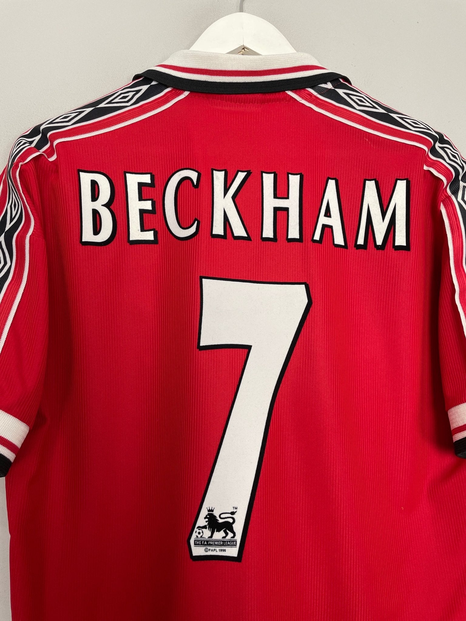 Shop 1998/00 MANCHESTER UNITED BECKHAM #7 HOME SHIRT (L) UMBRO, classic football shirts, vintage football shirts & retro soccer jerseys at Cult Kits