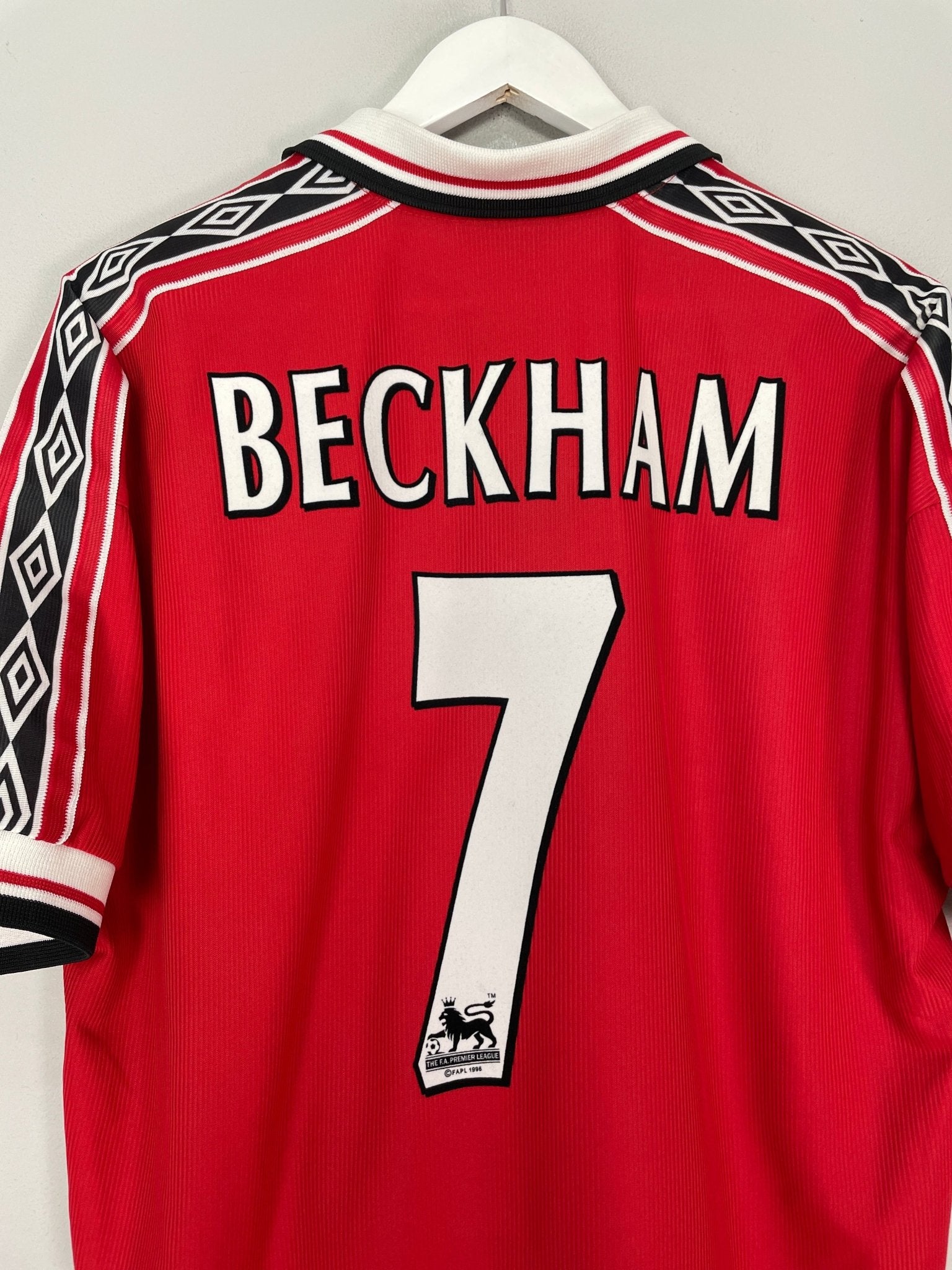 Shop 1998/00 MANCHESTER UNITED BECKHAM #7 HOME SHIRT (XL) UMBRO, classic football shirts, vintage football shirts & retro soccer jerseys at Cult Kits