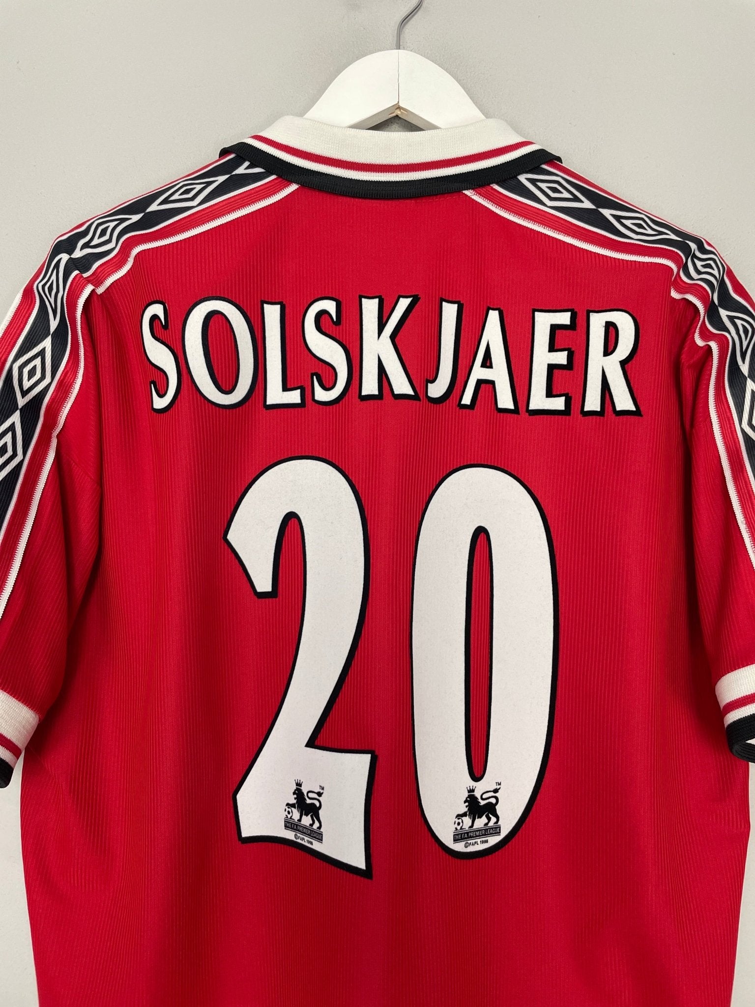 Shop 1998/00 MANCHESTER UNITED SOLSKJAER #20 HOME SHIRT (XL) UMBRO, classic football shirts, vintage football shirts & retro soccer jerseys at Cult Kits