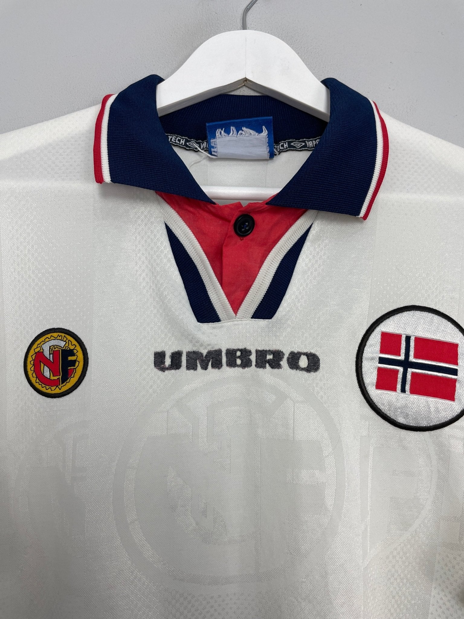 Shop 1998/00 NORWAY AWAY SHIRT (XL) UMBRO, classic football shirts, vintage football shirts & retro soccer jerseys at Cult Kits