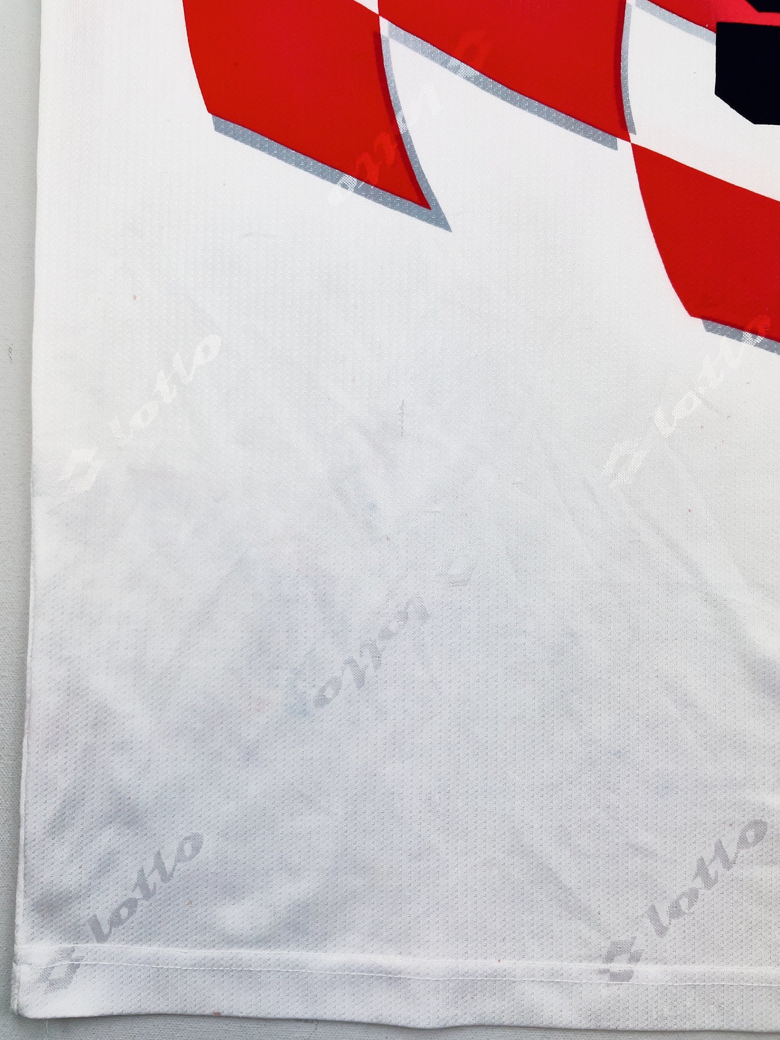 Buy 1998/01 Croatia Suker 9 Home Shirt (XL) Lotto ~ Free worldwide shipping ~ Authentic Vintage Football Shirts from Cult Kits