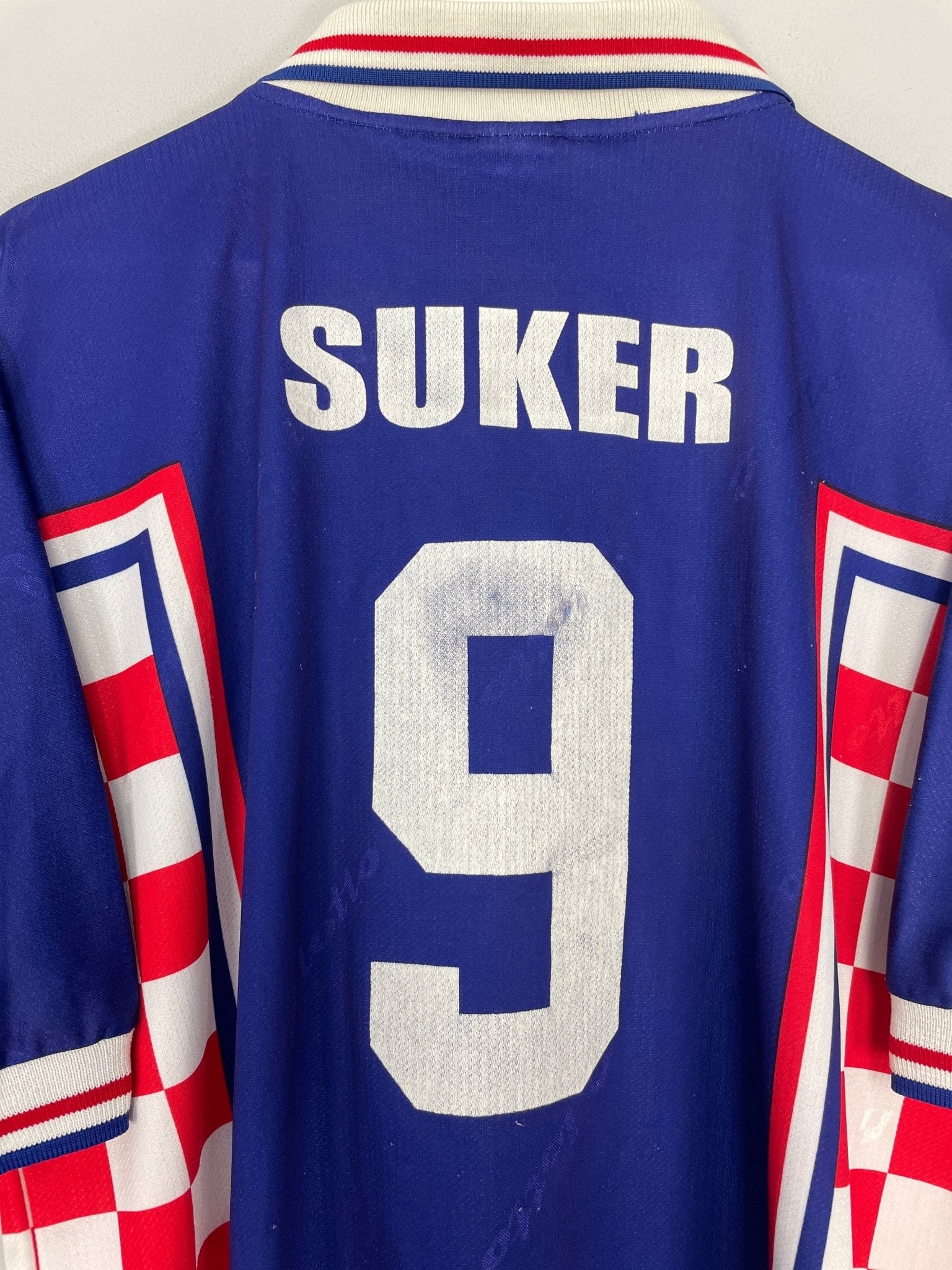 Shop 1998/01 CROATIA SUKER #9 HOME SHIRT (XL) LOTTO, classic football shirts, vintage football shirts & retro soccer jerseys at Cult Kits