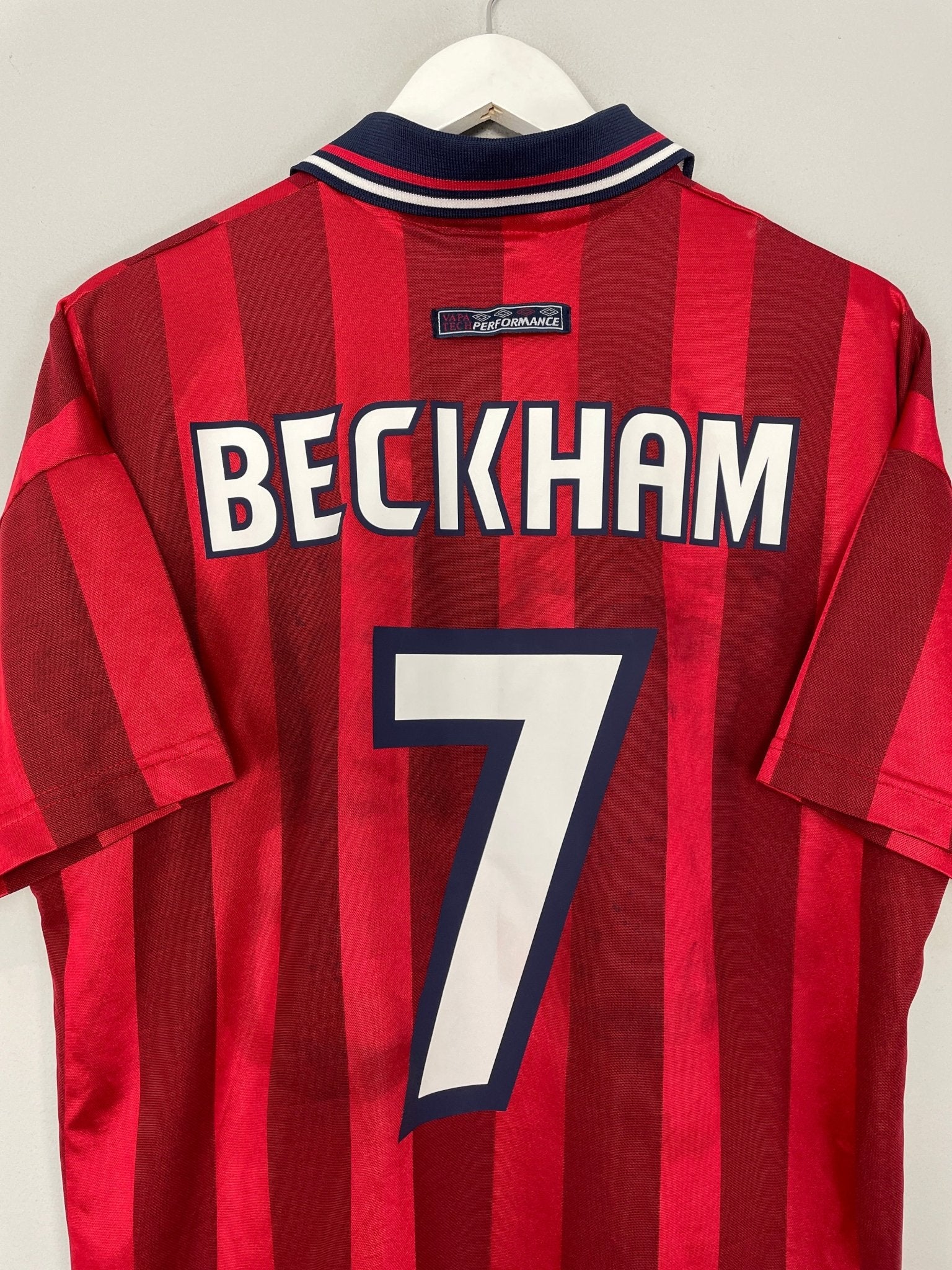 Shop 1998/99 ENGLAND BECKHAM #7 AWAY SHIRT (M) UMBRO, classic football shirts, vintage football shirts & retro soccer jerseys at Cult Kits