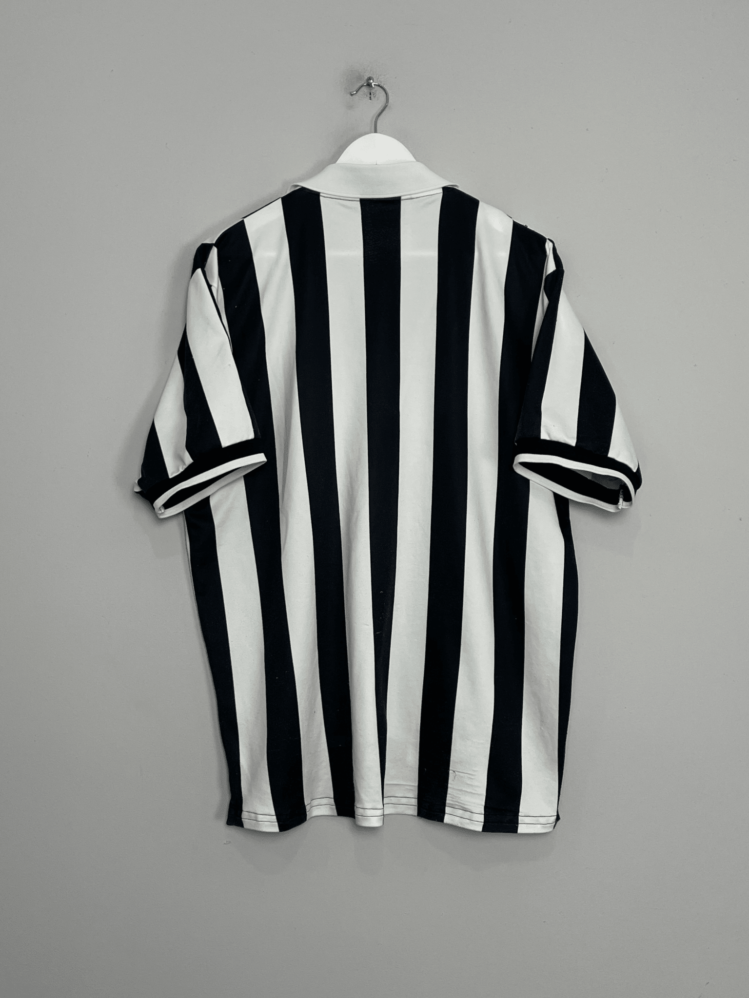 Shop 1998/99 JUVENTUS HOME SHIRT (XL) KAPPA, classic football shirts, vintage football shirts & retro soccer jerseys at Cult Kits
