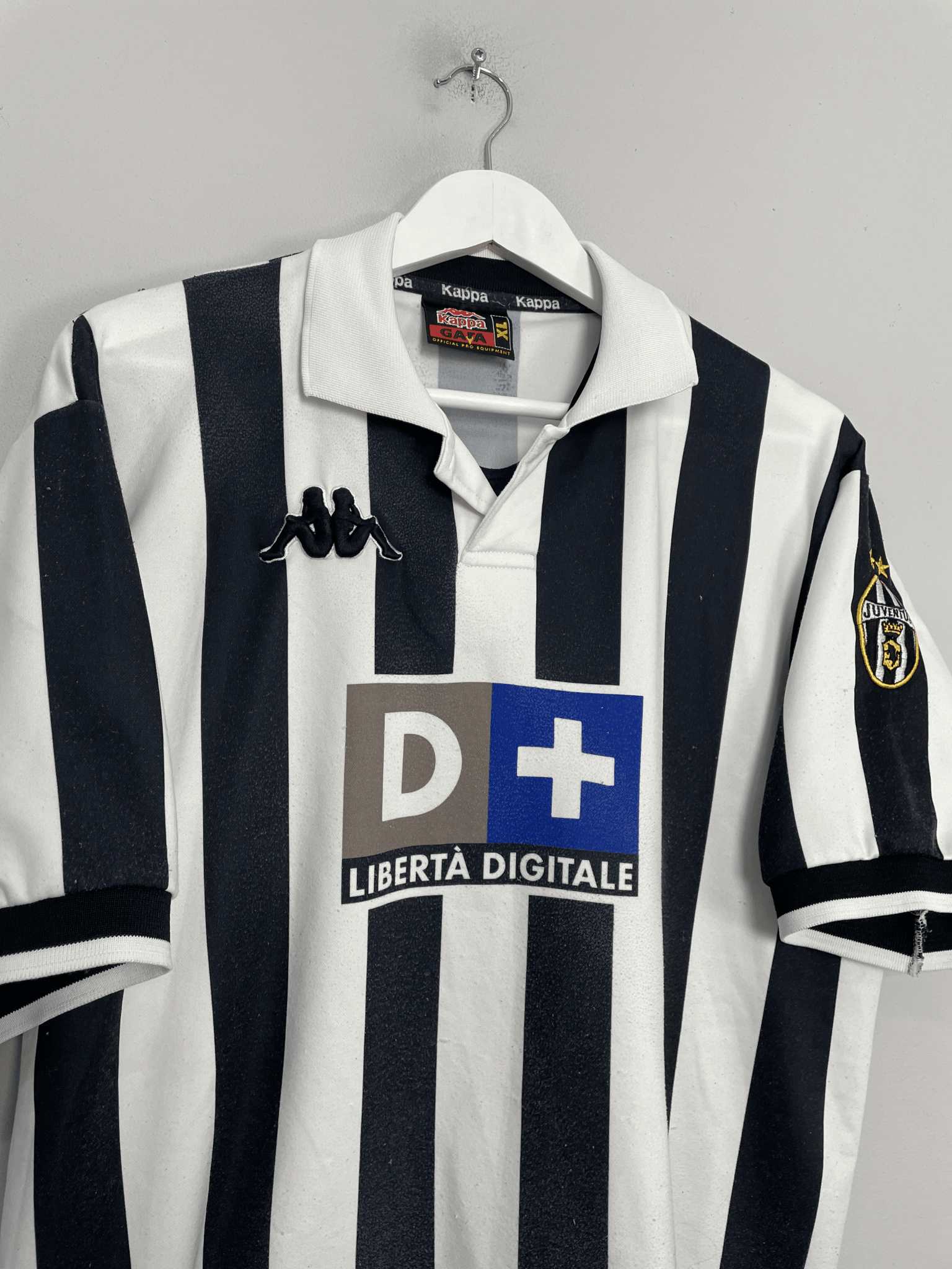 Shop 1998/99 JUVENTUS HOME SHIRT (XL) KAPPA, classic football shirts, vintage football shirts & retro soccer jerseys at Cult Kits