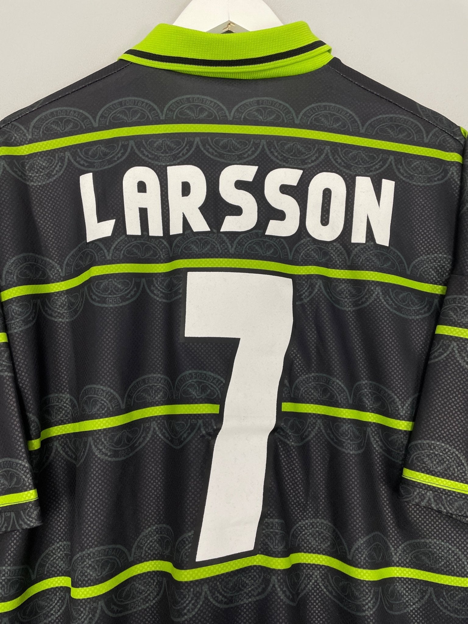 Shop 1999/00 CELTIC LARSSON AWAY SHIRT (XXL) UMBRO, classic football shirts, vintage football shirts & retro soccer jerseys at Cult Kits