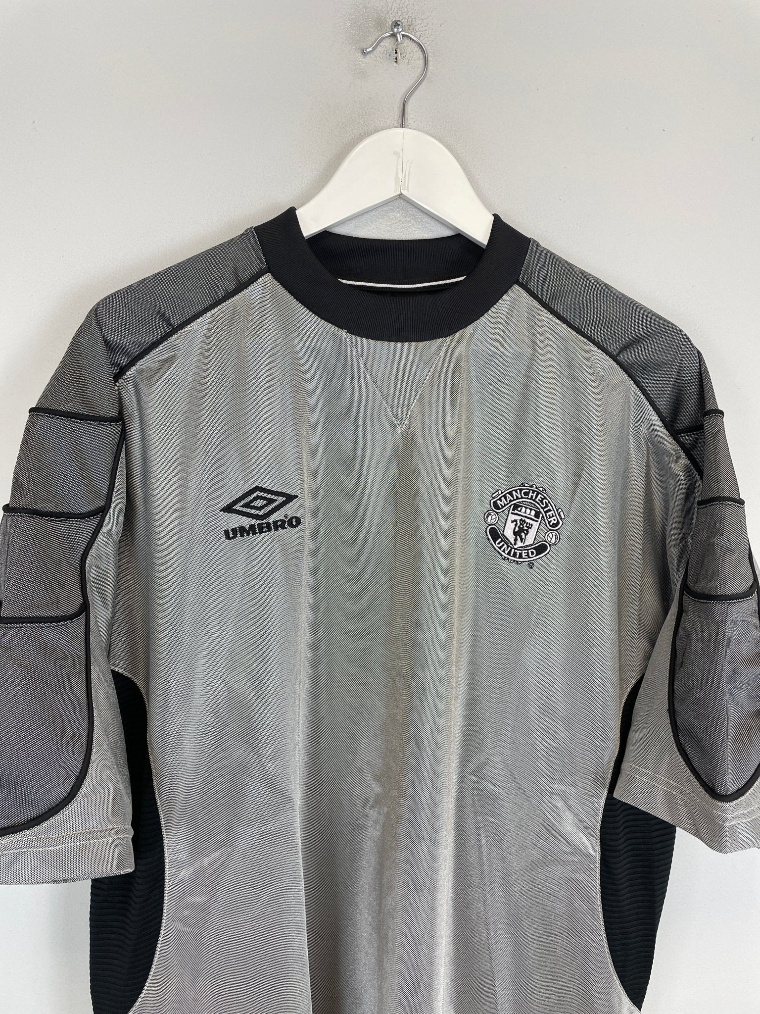 Shop 1999/00 MANCHESTER UNITED TRAINING SHIRT (XXL) UMBRO, classic football shirts, vintage football shirts & retro soccer jerseys at Cult Kits