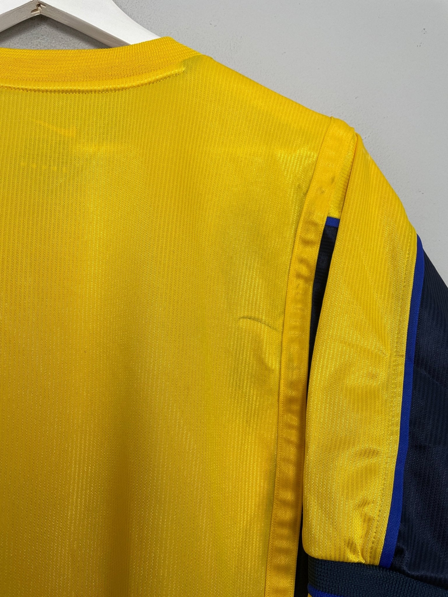 Shop 1999/01 ARSENAL AWAY SHIRT (S) NIKE, classic football shirts, vintage football shirts & retro soccer jerseys at Cult Kits