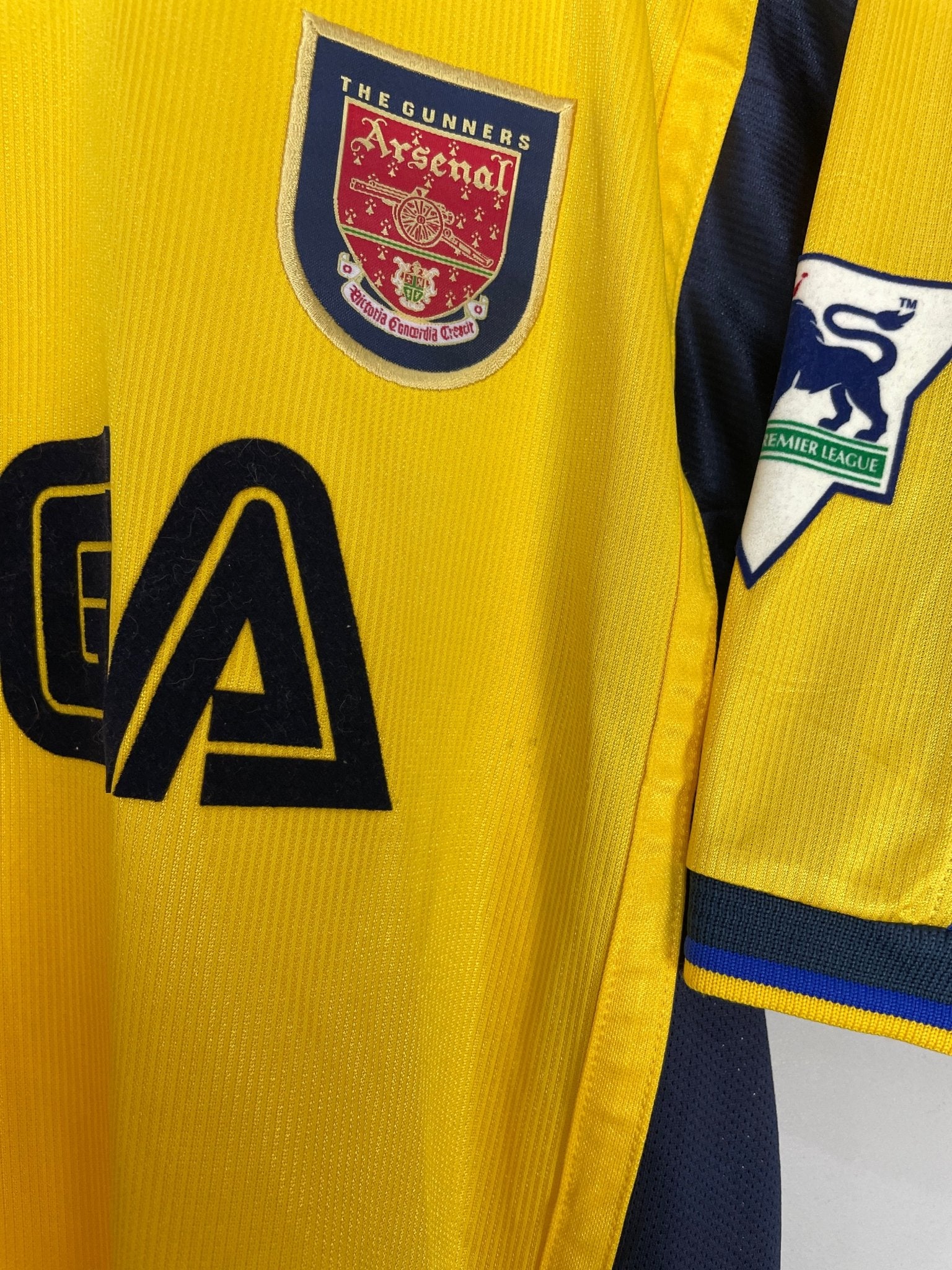 Shop 1999/01 ARSENAL SUKER #9 AWAY SHIRT (M) NIKE, classic football shirts, vintage football shirts & retro soccer jerseys at Cult Kits