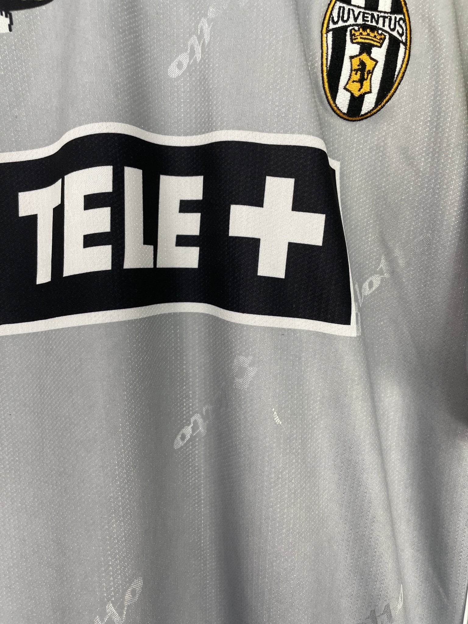 Shop 2000/01 JUVENTUS DEL PIERO #10 AWAY SHIRT (XL) LOTTO, classic football shirts, vintage football shirts & retro soccer jerseys at Cult Kits