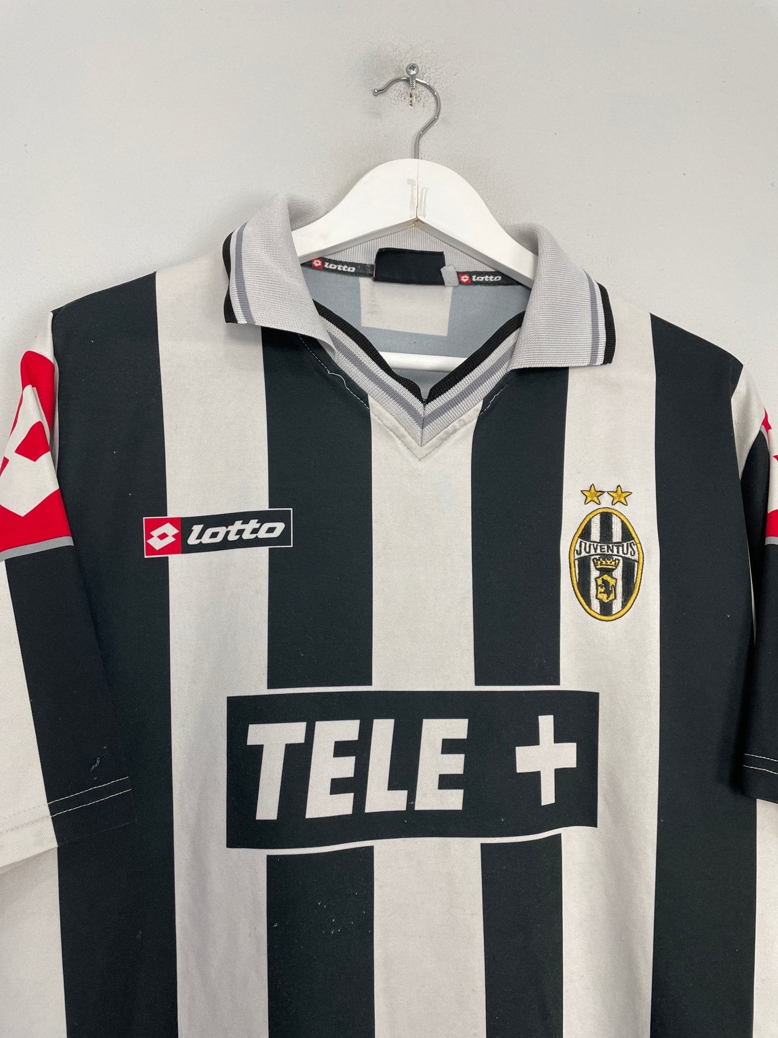 Shop 2000/01 JUVENTUS HOME SHIRT (M) LOTTO, classic football shirts, vintage football shirts & retro soccer jerseys at Cult Kits