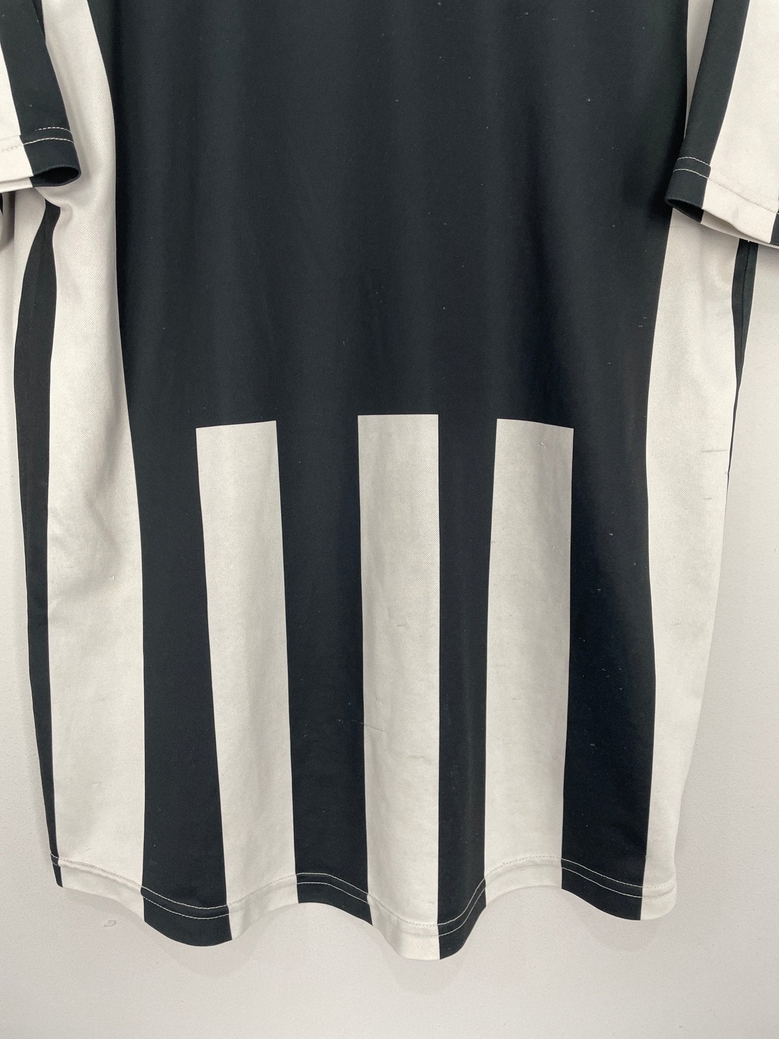 Shop 2000/01 JUVENTUS HOME SHIRT (M) LOTTO, classic football shirts, vintage football shirts & retro soccer jerseys at Cult Kits