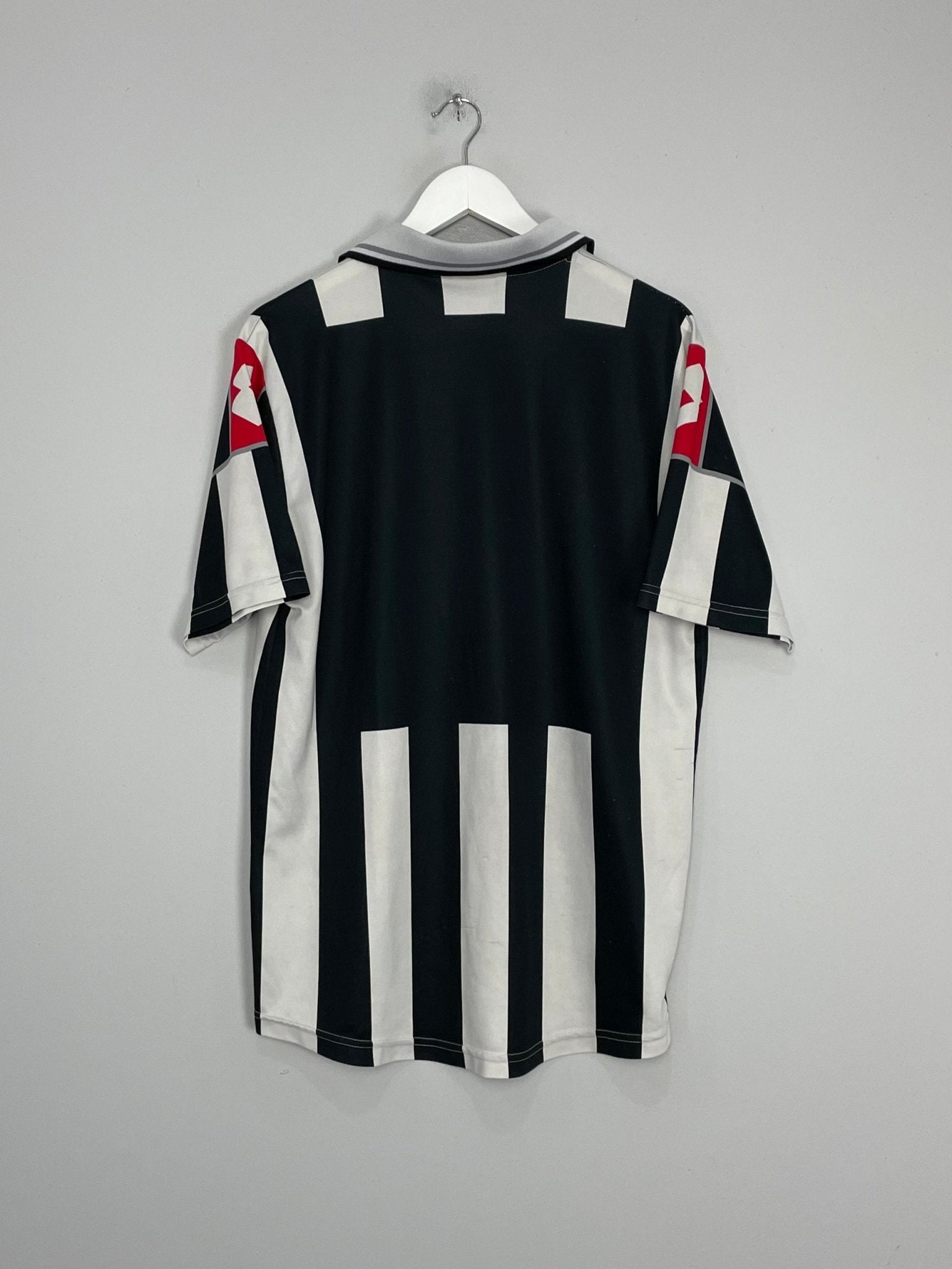 Shop 2000/01 JUVENTUS HOME SHIRT (M) LOTTO, classic football shirts, vintage football shirts & retro soccer jerseys at Cult Kits