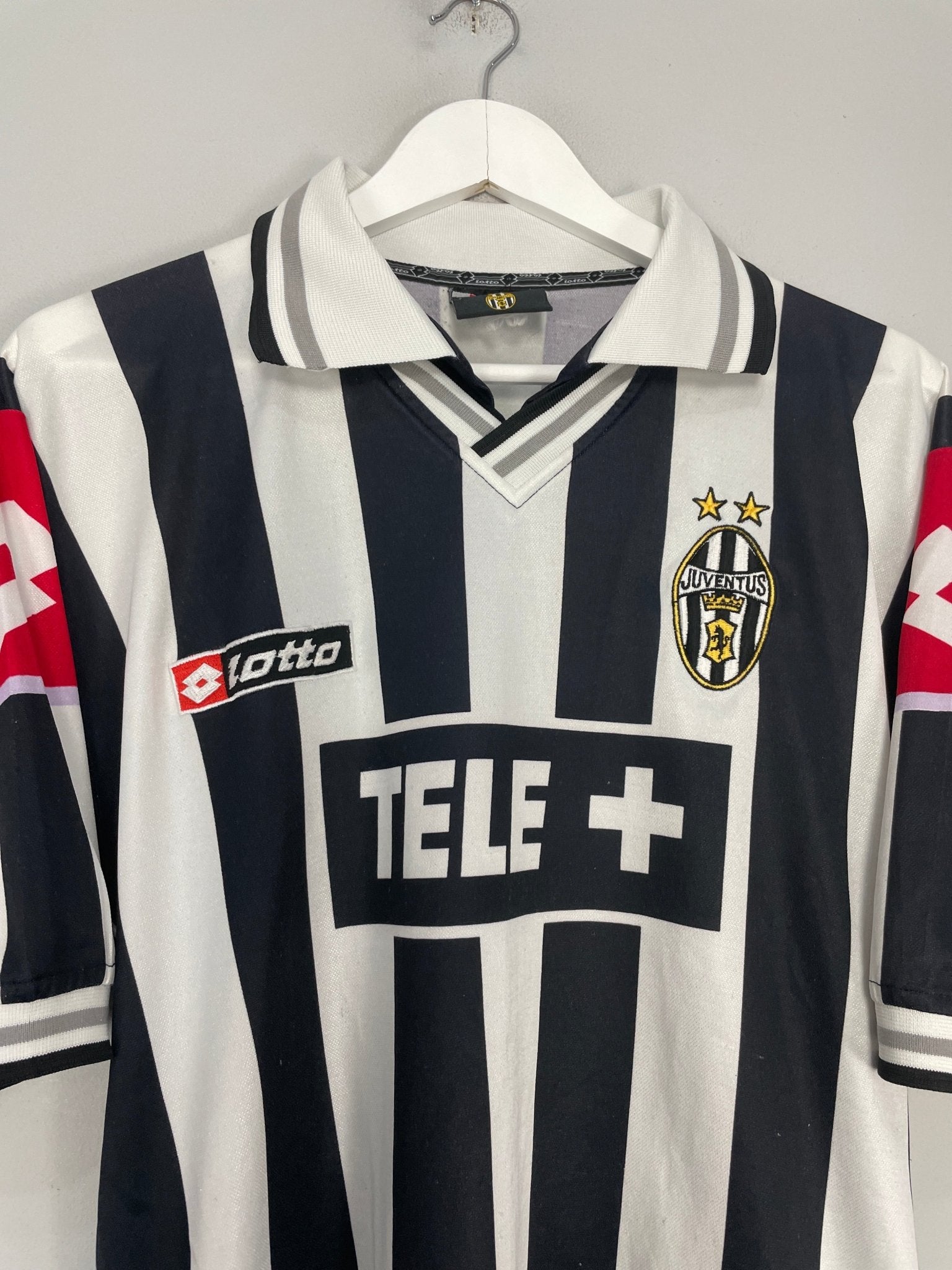 Shop 2000/01 JUVENTUS HOME SHIRT (M) LOTTO, classic football shirts, vintage football shirts & retro soccer jerseys at Cult Kits