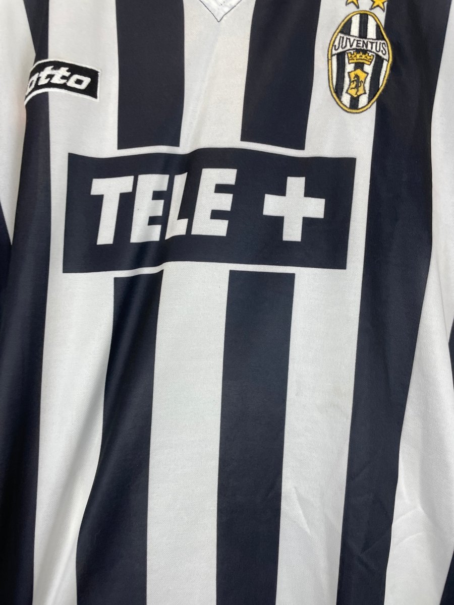 2000/01 JUVENTUS HOME SHIRT (M) LOTTO - Cult Kits - Medium - Buy Vintage Football Shirts, Authentic Retro Football Shirts For Sale, Classic Football Shirts & Soccer Jersey