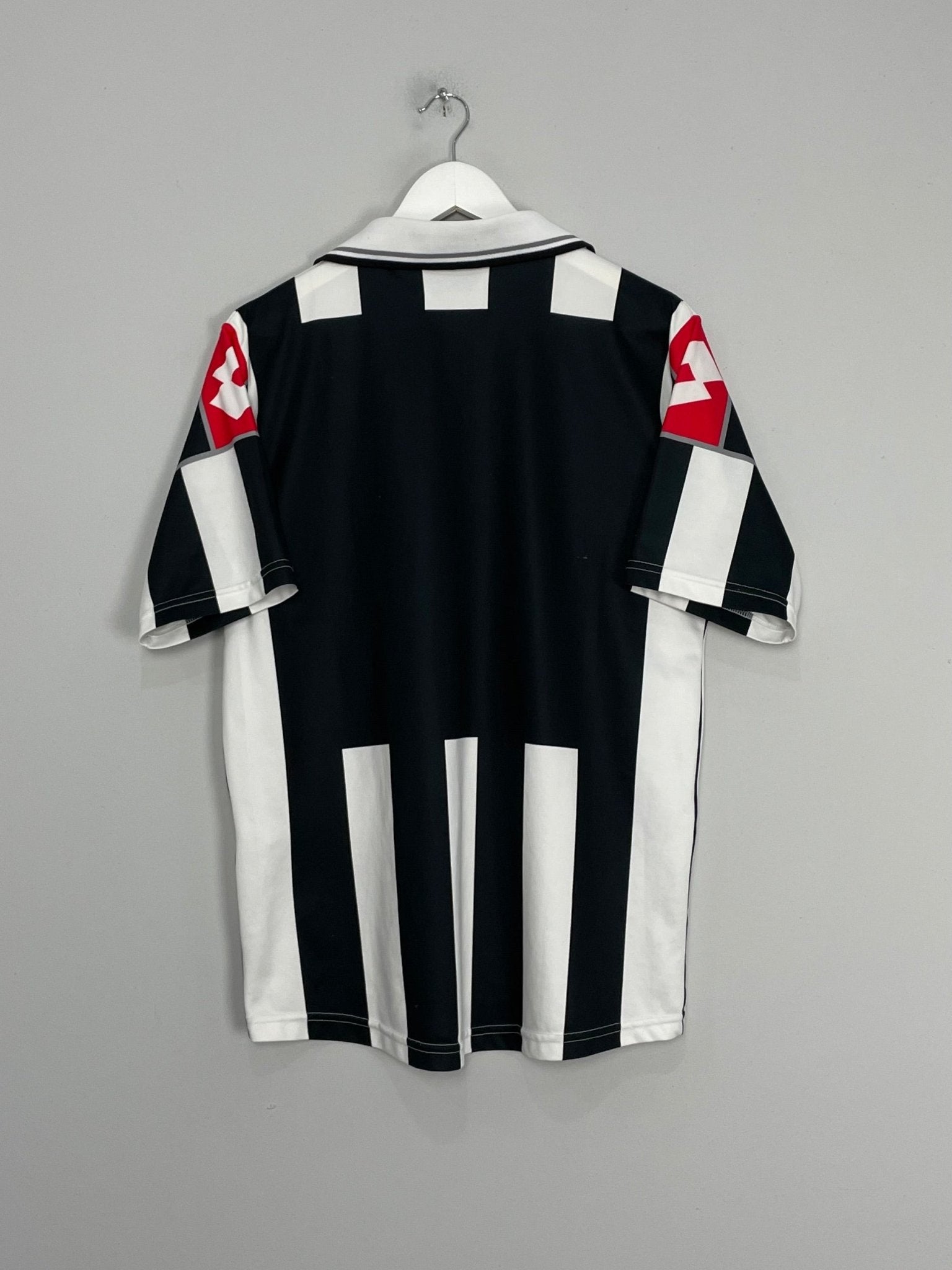 Shop 2000/01 JUVENTUS HOME SHIRT (M) LOTTO, classic football shirts, vintage football shirts & retro soccer jerseys at Cult Kits