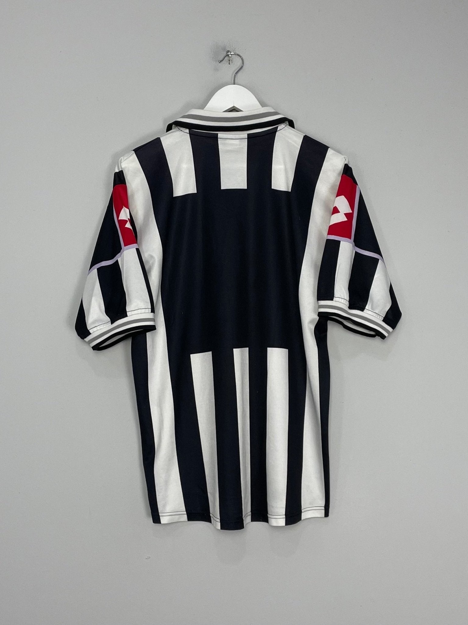 Shop 2000/01 JUVENTUS HOME SHIRT (M) LOTTO, classic football shirts, vintage football shirts & retro soccer jerseys at Cult Kits