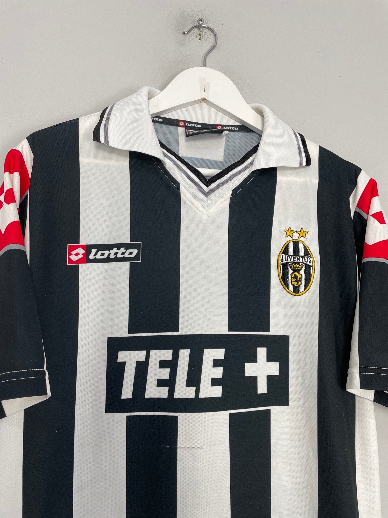 Shop 2000/01 JUVENTUS HOME SHIRT (M) LOTTO, classic football shirts, vintage football shirts & retro soccer jerseys at Cult Kits