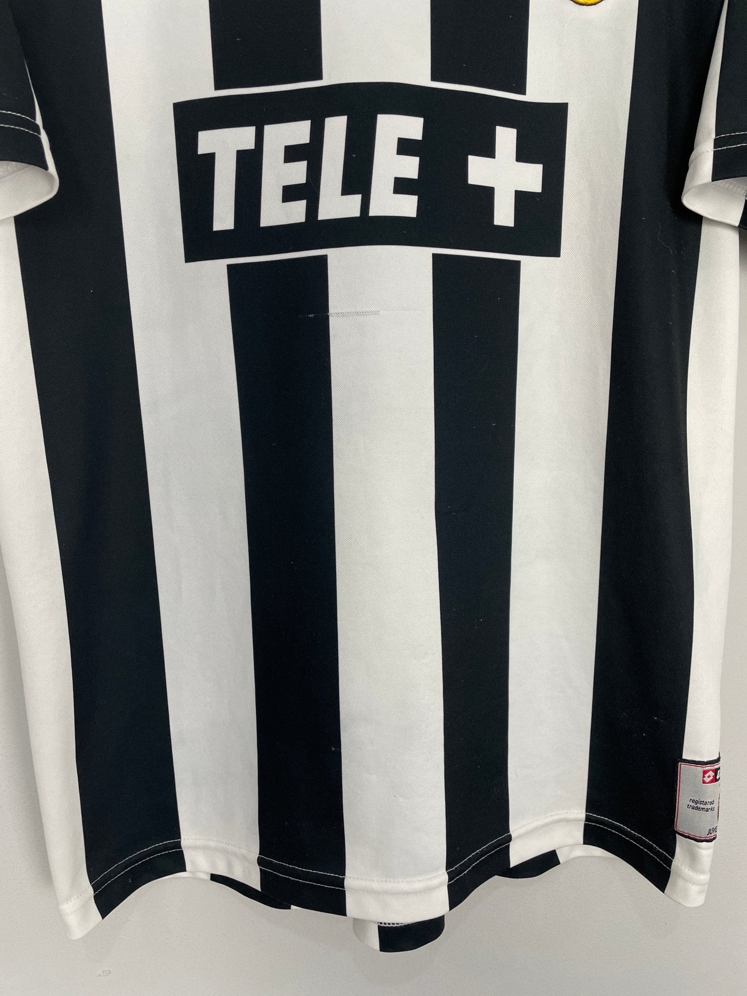 Shop 2000/01 JUVENTUS HOME SHIRT (M) LOTTO, classic football shirts, vintage football shirts & retro soccer jerseys at Cult Kits