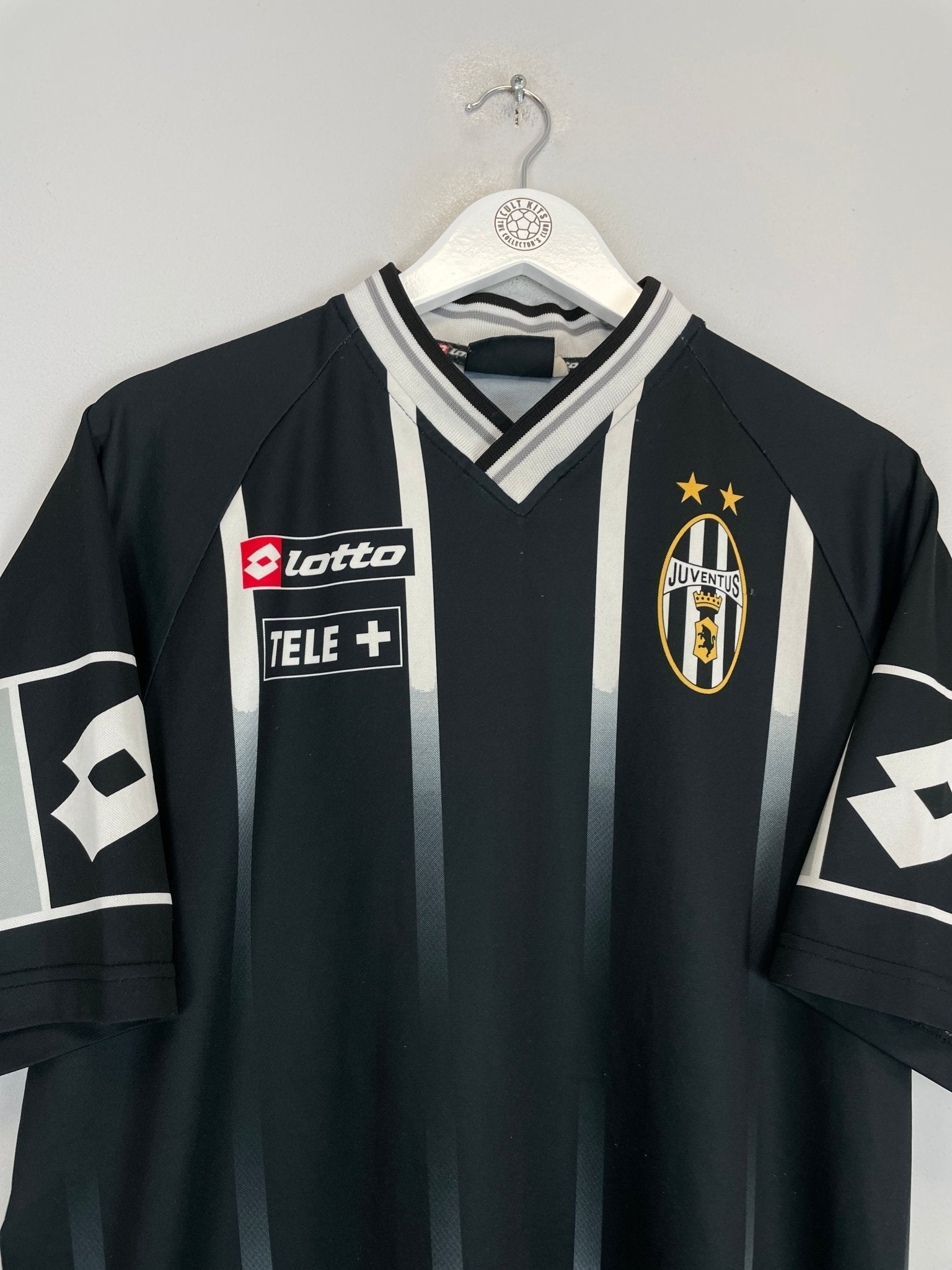Shop 2000/01 JUVENTUS TRAINING SHIRT (XL) LOTTO, classic football shirts, vintage football shirts & retro soccer jerseys at Cult Kits