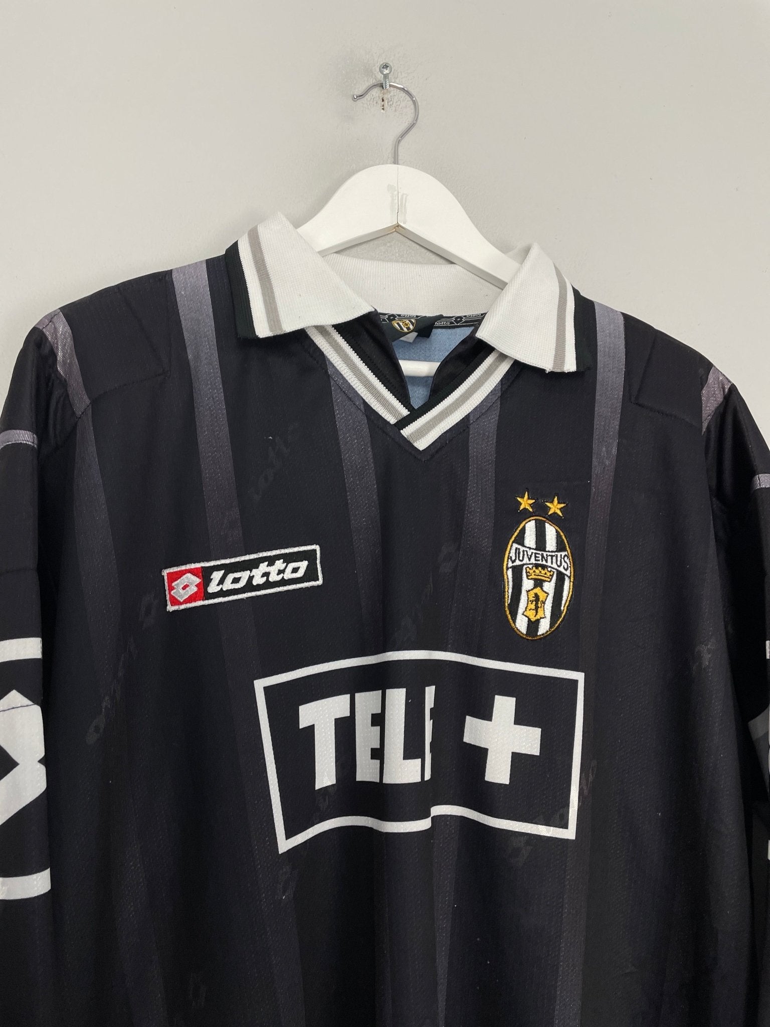 Shop 2000/01 JUVENTUS VAN DER SAR #1 GK SHIRT (XL) LOTTO, classic football shirts, vintage football shirts & retro soccer jerseys at Cult Kits