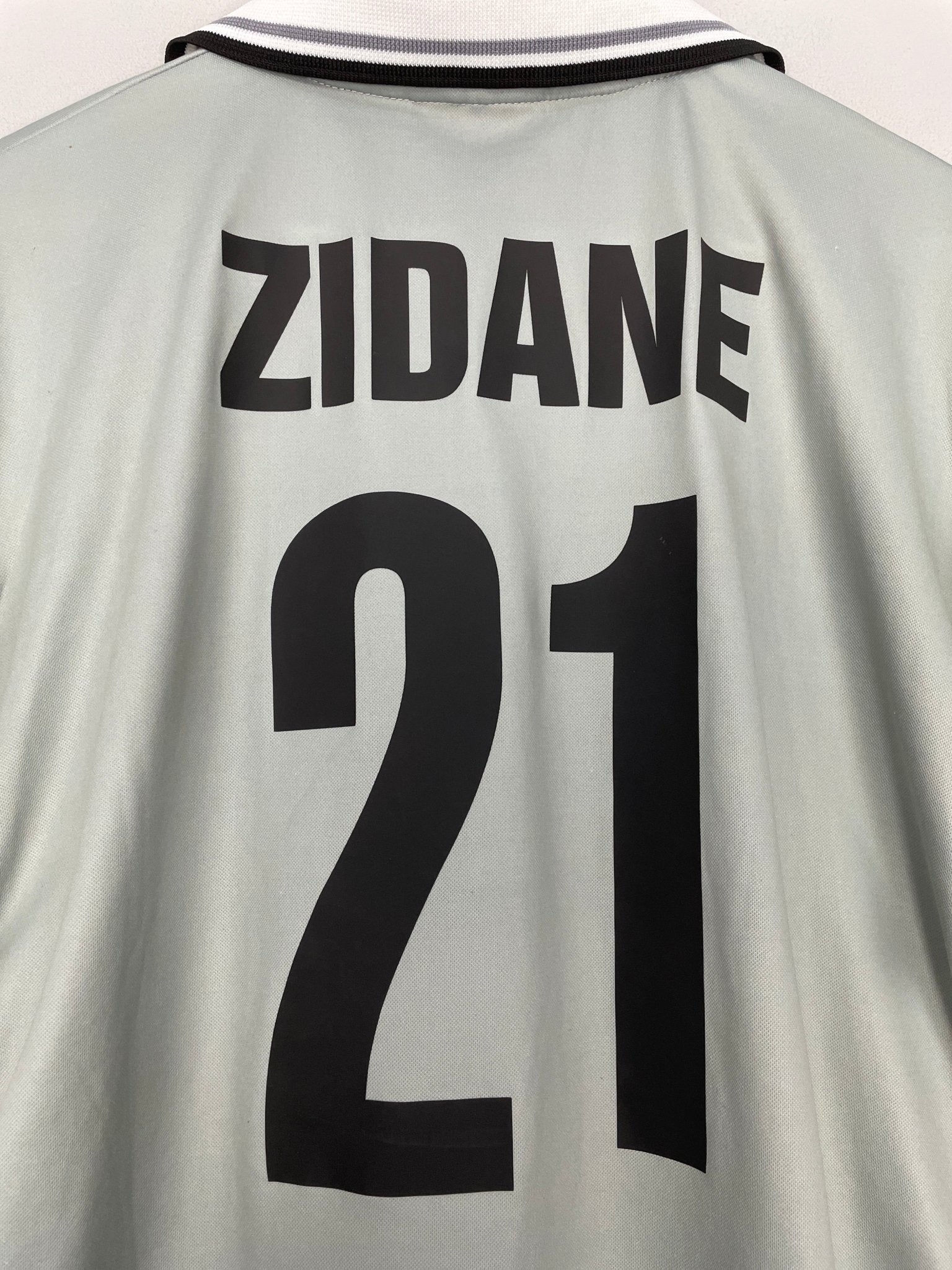 Shop 2000/01 JUVENTUS ZIDANE #21 AWAY SHIRT (L) LOTTO, classic football shirts, vintage football shirts & retro soccer jerseys at Cult Kits