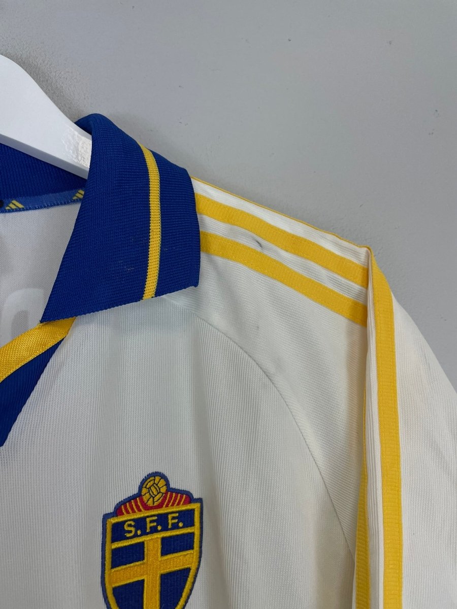 2000/01 SWEDEN LARSSON 7 AWAY SHIRT (XL) ADIDAS - Cult Kits - XL - Buy Vintage Football Shirts, Authentic Retro Football Shirts For Sale, Classic Football Shirts & Soccer Jersey