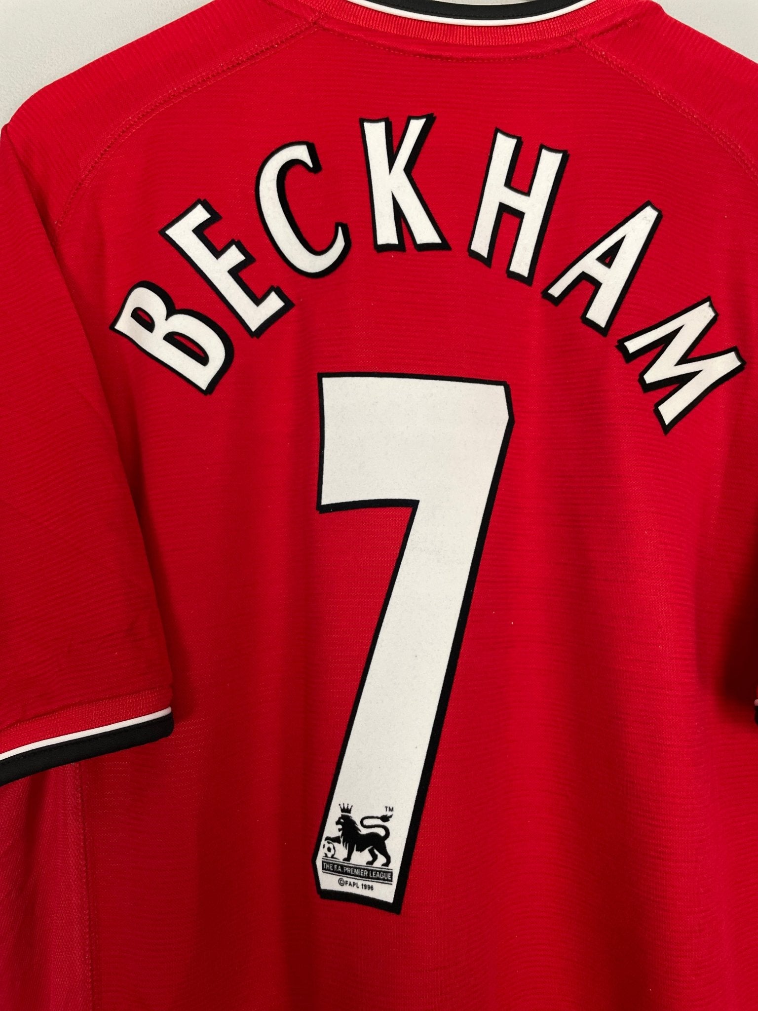 Shop 2000/02 MANCHESTER UNITED BECKHAM #7 HOME SHIRT (XL) UMBRO, classic football shirts, vintage football shirts & retro soccer jerseys at Cult Kits