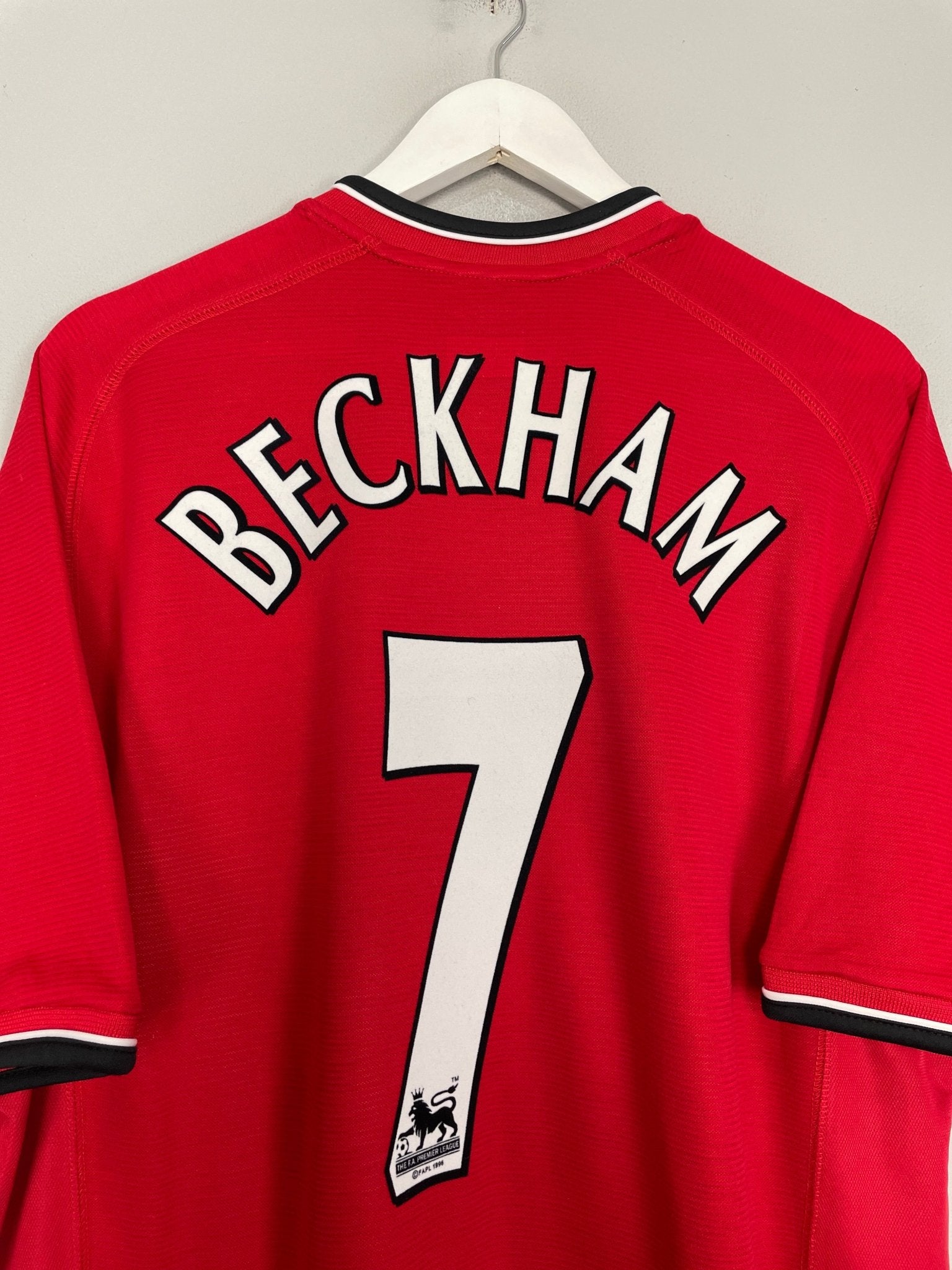 Shop 2000/02 MANCHESTER UNITED BECKHAM #7 HOME SHIRT (XL) UMBRO, classic football shirts, vintage football shirts & retro soccer jerseys at Cult Kits