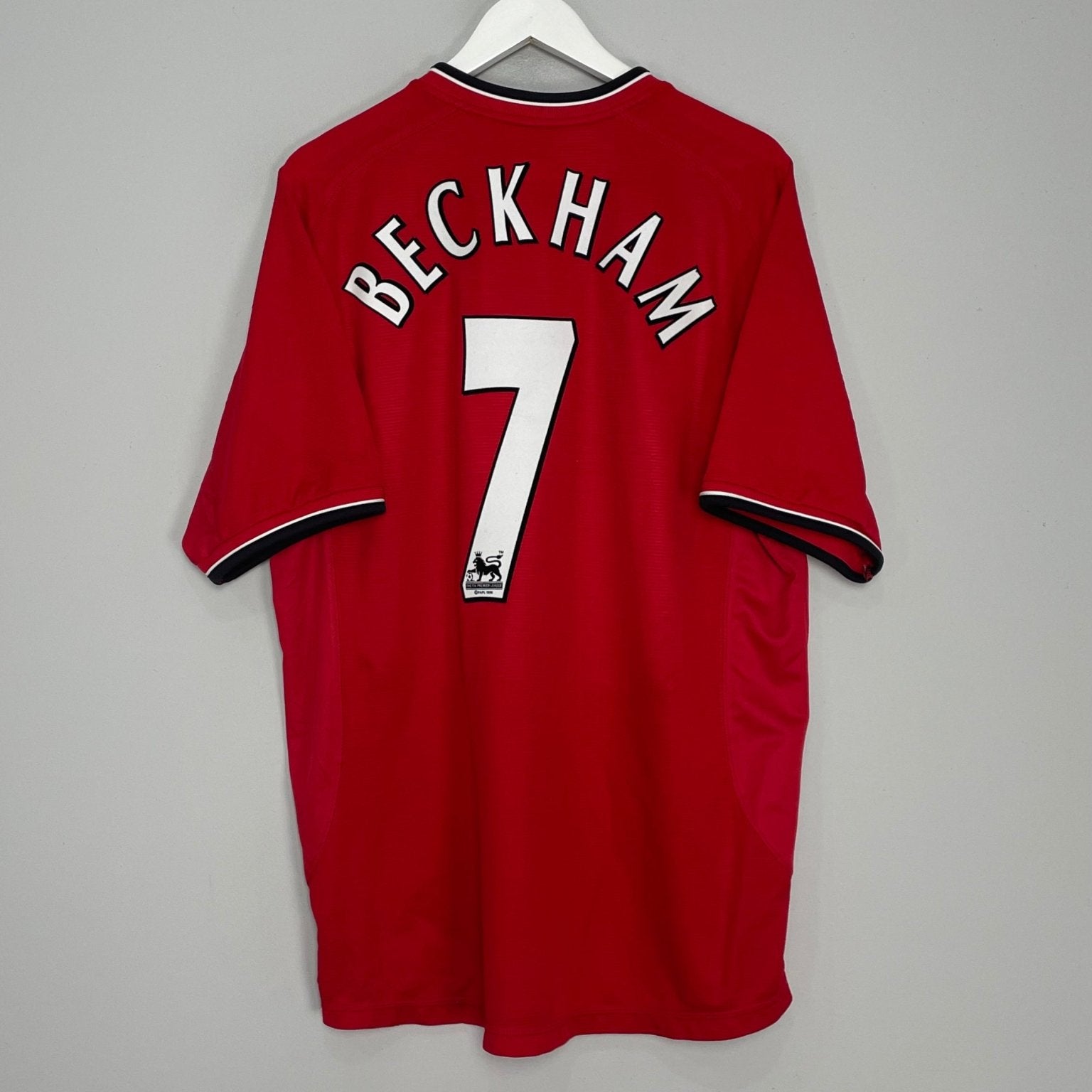 Shop 2000/02 MANCHESTER UNITED BECKHAM #7 HOME SHIRT (XL) UMBRO, classic football shirts, vintage football shirts & retro soccer jerseys at Cult Kits