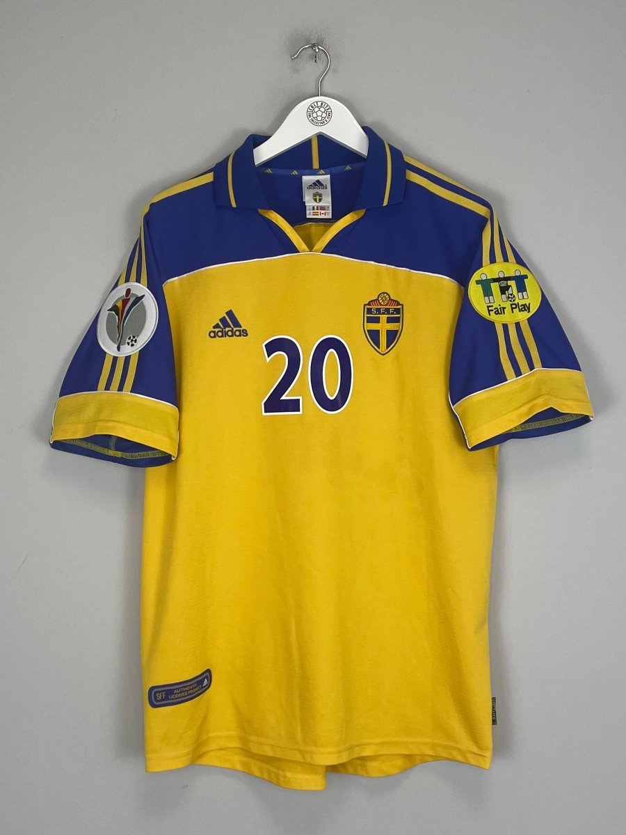2000/02 SWEDEN LARSSON 20 HOME SHIRT (L) ADIDAS - Cult Kits - Large - Buy Vintage Football Shirts, Authentic Retro Football Shirts For Sale, Classic Football Shirts & Soccer Jersey