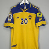 2000/02 SWEDEN LARSSON 20 HOME SHIRT (L) ADIDAS - Cult Kits - Large - Buy Vintage Football Shirts, Authentic Retro Football Shirts For Sale, Classic Football Shirts & Soccer Jersey