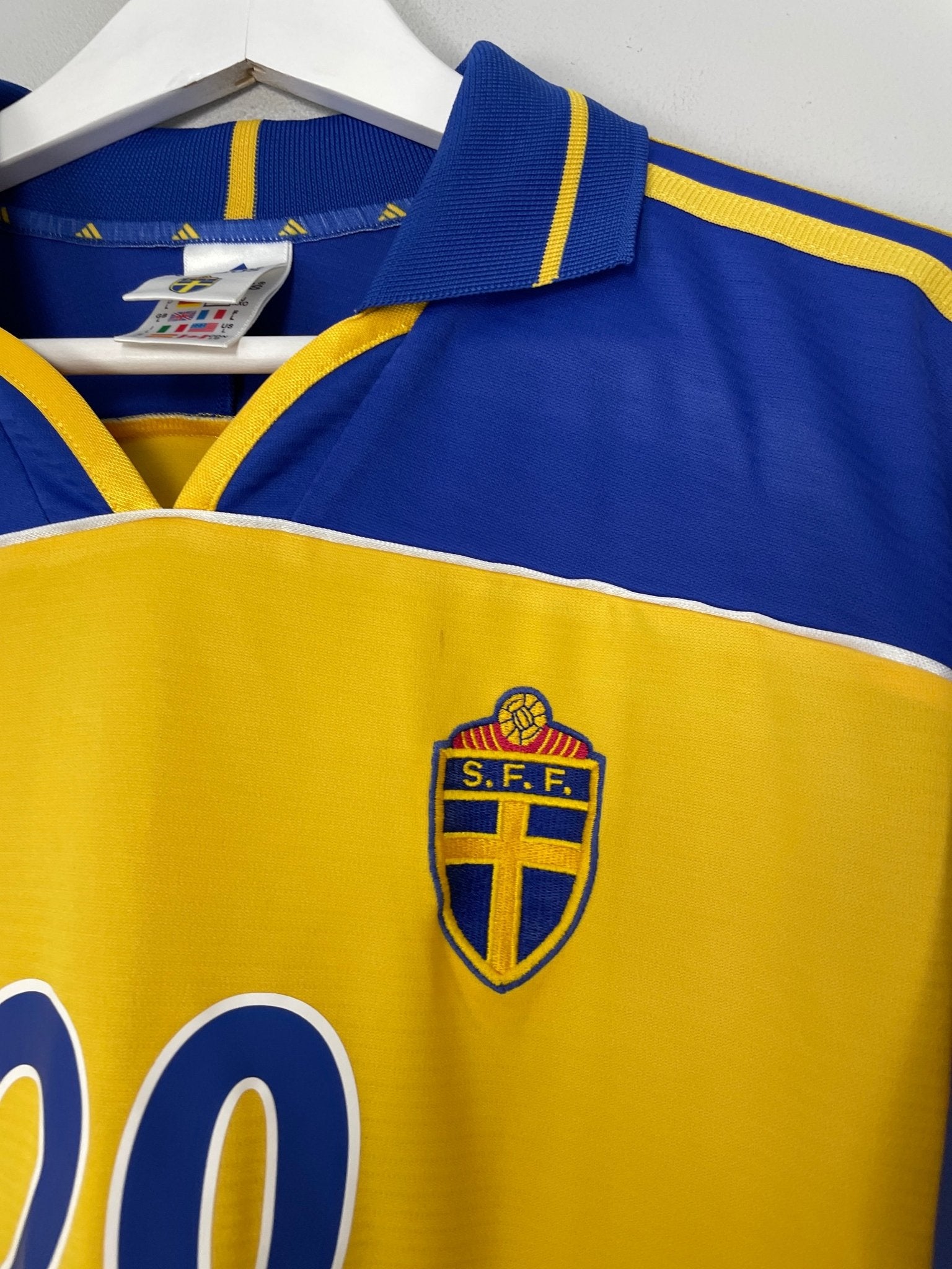 Shop 2000/02 SWEDEN LARSSON #20 HOME SHIRT (L) ADIDAS, classic football shirts, vintage football shirts & retro soccer jerseys at Cult Kits