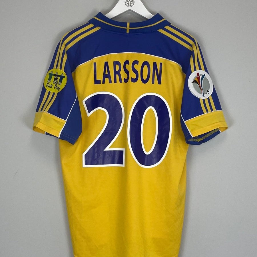 2000/02 SWEDEN LARSSON 20 HOME SHIRT (L) ADIDAS - Cult Kits - Large - Buy Vintage Football Shirts, Authentic Retro Football Shirts For Sale, Classic Football Shirts & Soccer Jersey