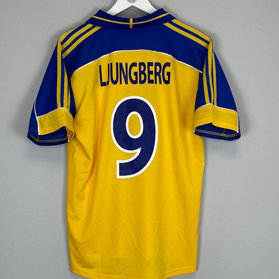 2000/02 SWEDEN LJUNGBERG 9 HOME SHIRT (M) ADIDAS - Cult Kits - Medium - Buy Vintage Football Shirts, Authentic Retro Football Shirts For Sale, Classic Football Shirts & Soccer Jersey