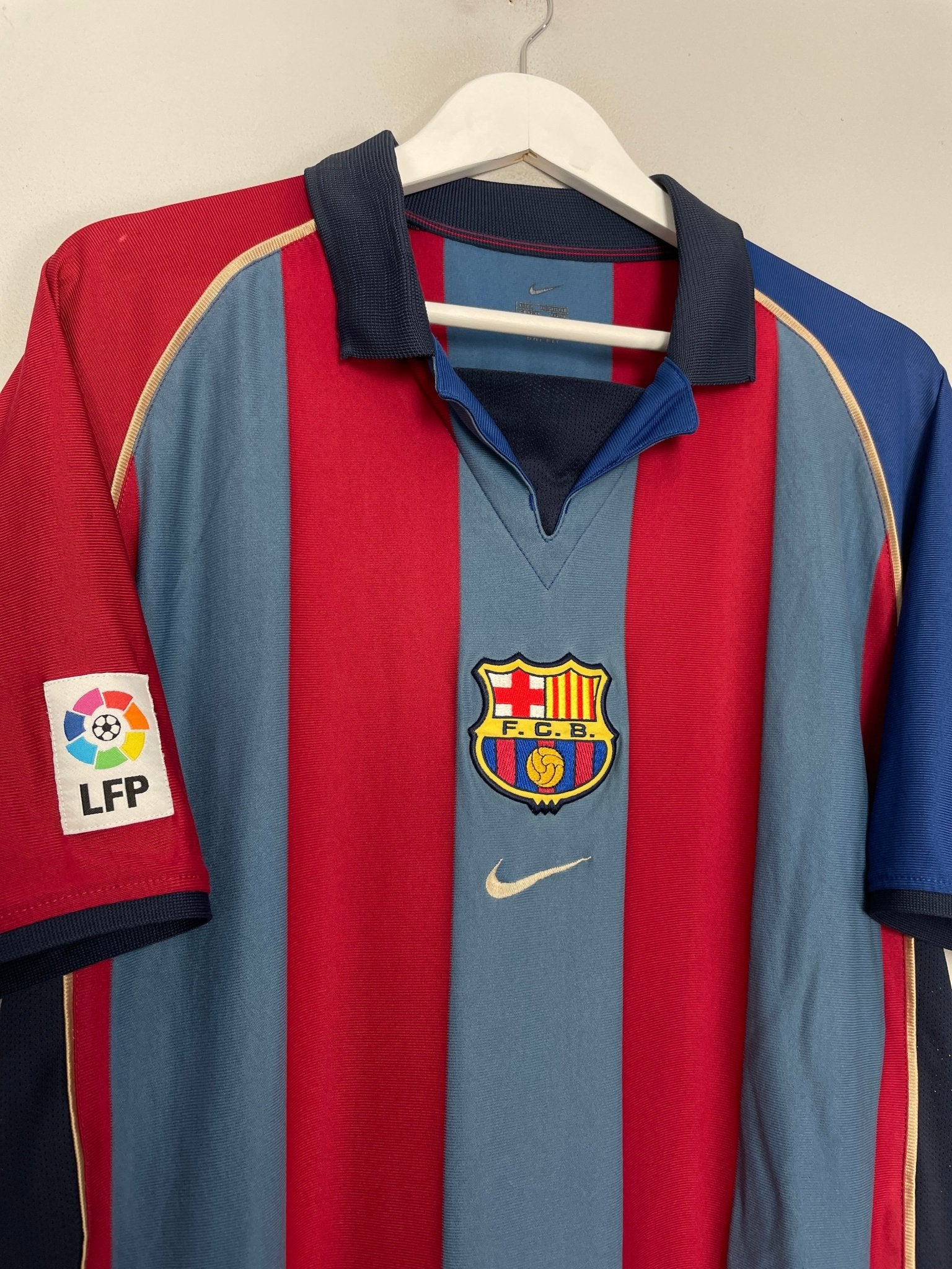 Shop 2001/02 BARCELONA XAVI #6 HOME SHIRT (L) NIKE, classic football shirts, vintage football shirts & retro soccer jerseys at Cult Kits