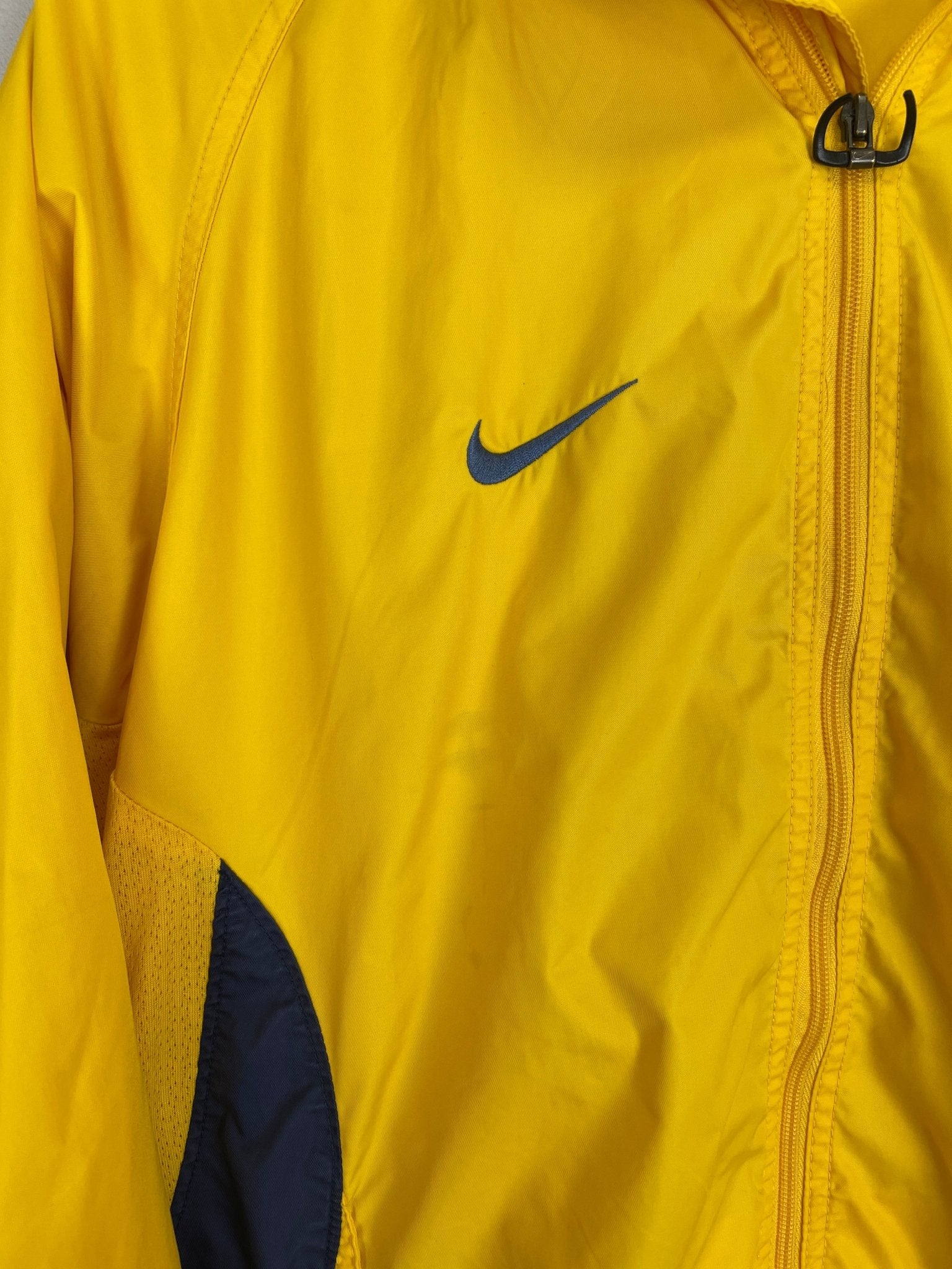 Shop 2001/02 CLUB AMERICA TRACK JACKET (S) NIKE, classic football shirts, vintage football shirts & retro soccer jerseys at Cult Kits