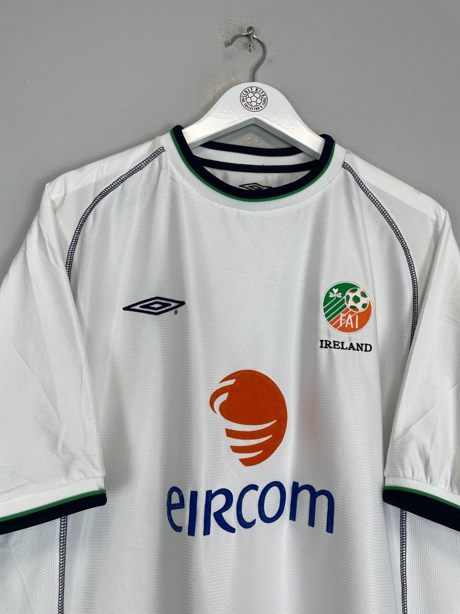 Shop 2001/02 IRELAND AWAY SHIRT (XL) UMBRO, classic football shirts, vintage football shirts & retro soccer jerseys at Cult Kits