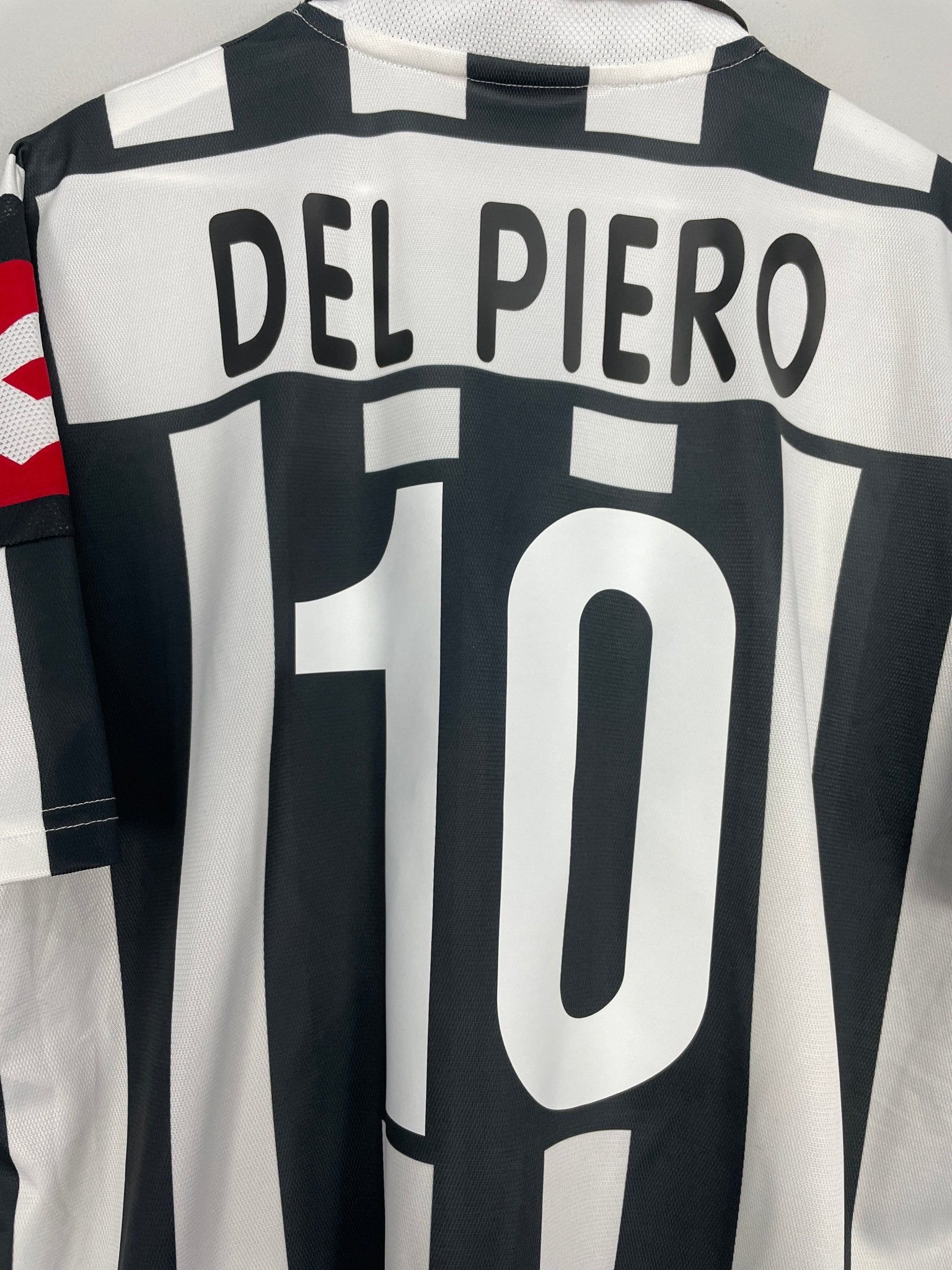 Shop 2001/02 JUVENTUS DEL PIERO #10 HOME SHIRT (L) LOTTO, classic football shirts, vintage football shirts & retro soccer jerseys at Cult Kits