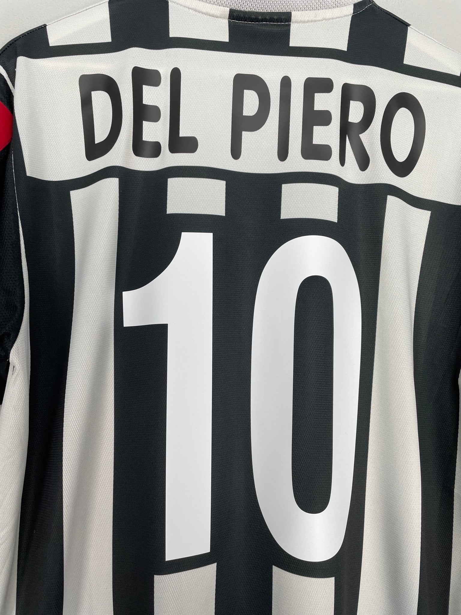 Shop 2001/02 JUVENTUS DEL PIERO #10 HOME SHIRT (M) LOTTO, classic football shirts, vintage football shirts & retro soccer jerseys at Cult Kits