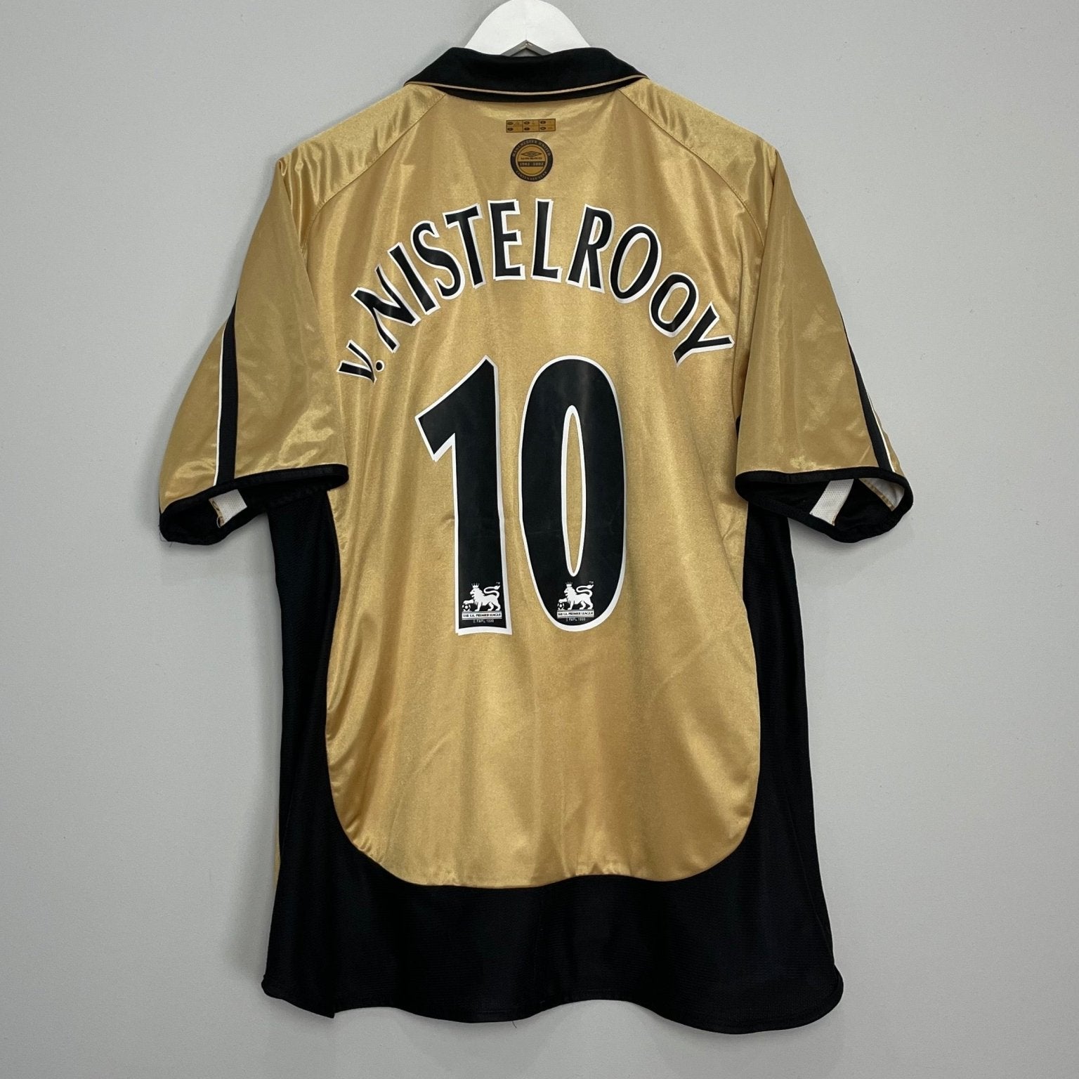 Shop 2001/02 MANCHESTER UNITED V.NISTELROOY #10 CENTENARY AWAY/THIRD SHIRT (L) UMBRO, classic football shirts, vintage football shirts & retro soccer jerseys at Cult Kits