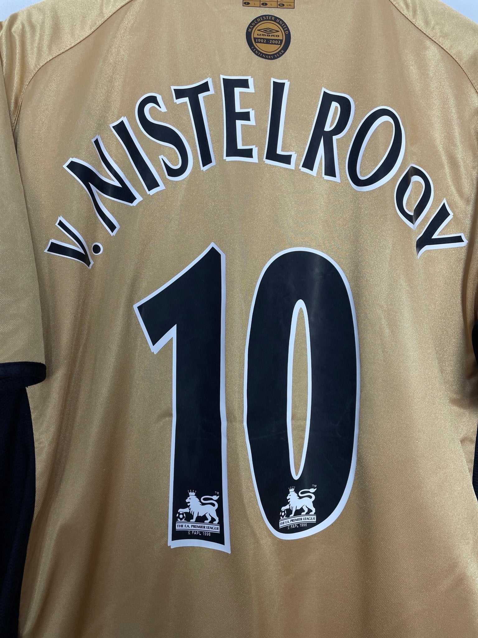 Shop 2001/02 MANCHESTER UNITED V.NISTELROOY #10 CENTENARY AWAY/THIRD SHIRT (L) UMBRO, classic football shirts, vintage football shirts & retro soccer jerseys at Cult Kits