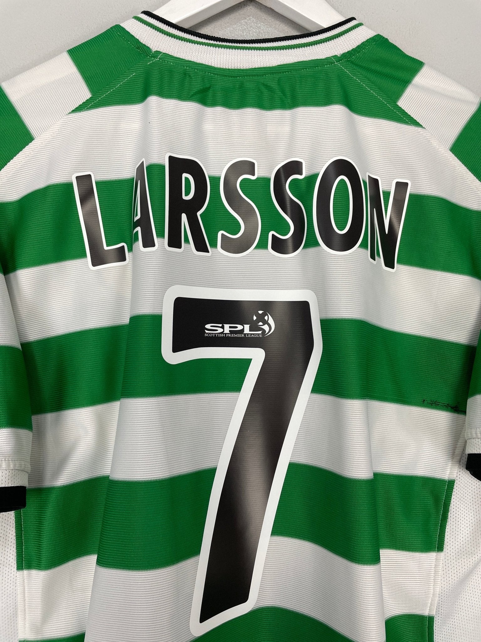 Shop 2001/03 CELTIC LARSSON #7 HOME SHIRT (L) UMBRO, classic football shirts, vintage football shirts & retro soccer jerseys at Cult Kits
