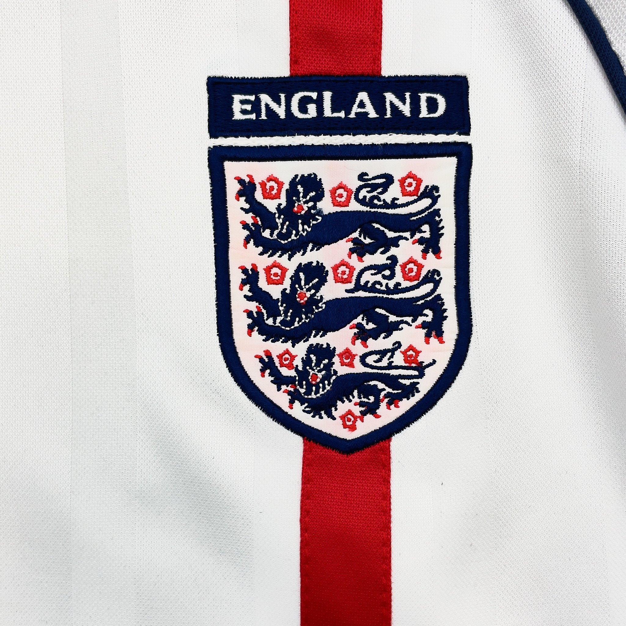 Buy 2001/03 England Beckham 7 Home Shirt (M) Umbro ~ Free worldwide shipping ~ Authentic Vintage Football Shirts from Cult Kits