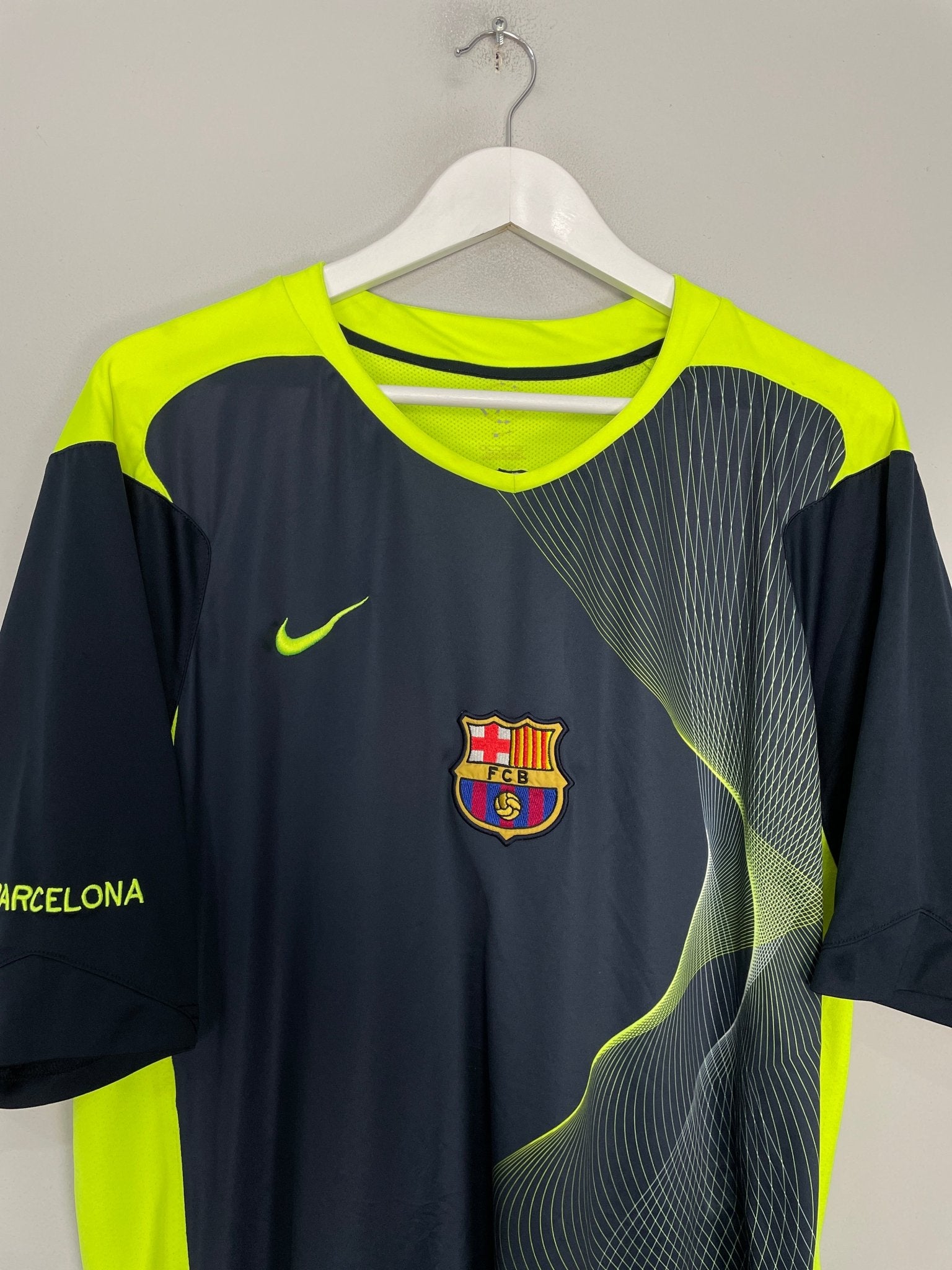 Shop 2002/03 BARCELONA TRAINING SHIRT (XL) NIKE, classic football shirts, vintage football shirts & retro soccer jerseys at Cult Kits