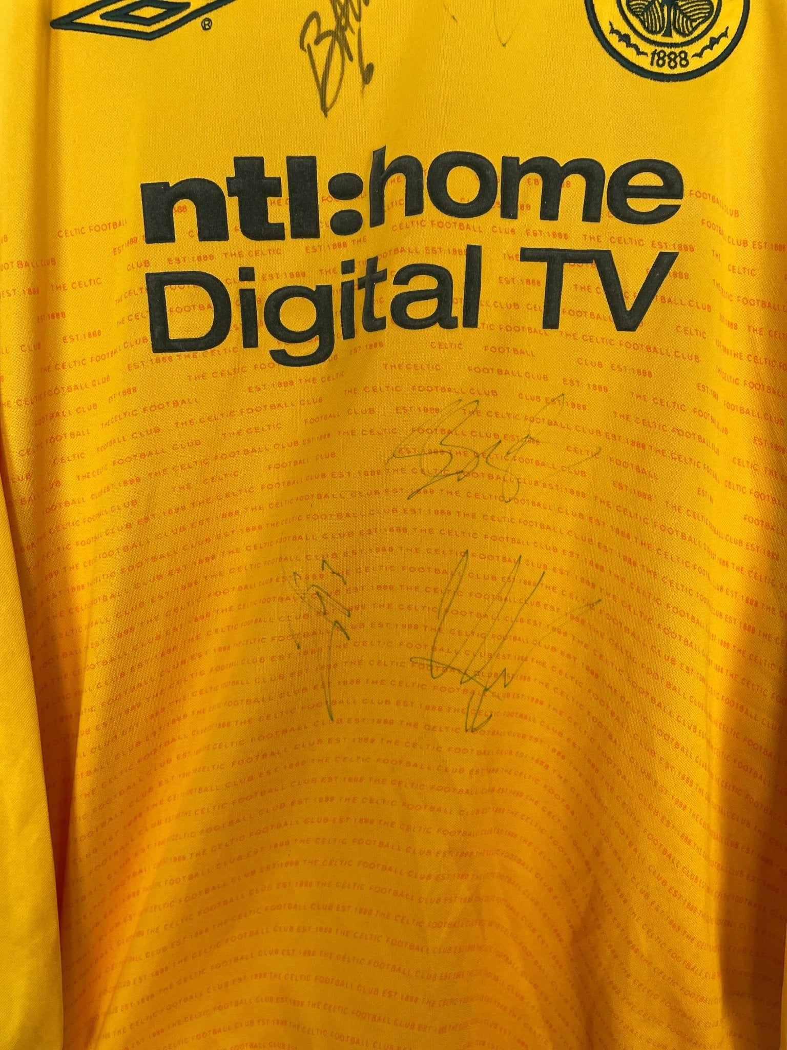 Shop 2002/03 CELTIC *SIGNED* L/S AWAY SHIRT (M) UMBRO, classic football shirts, vintage football shirts & retro soccer jerseys at Cult Kits