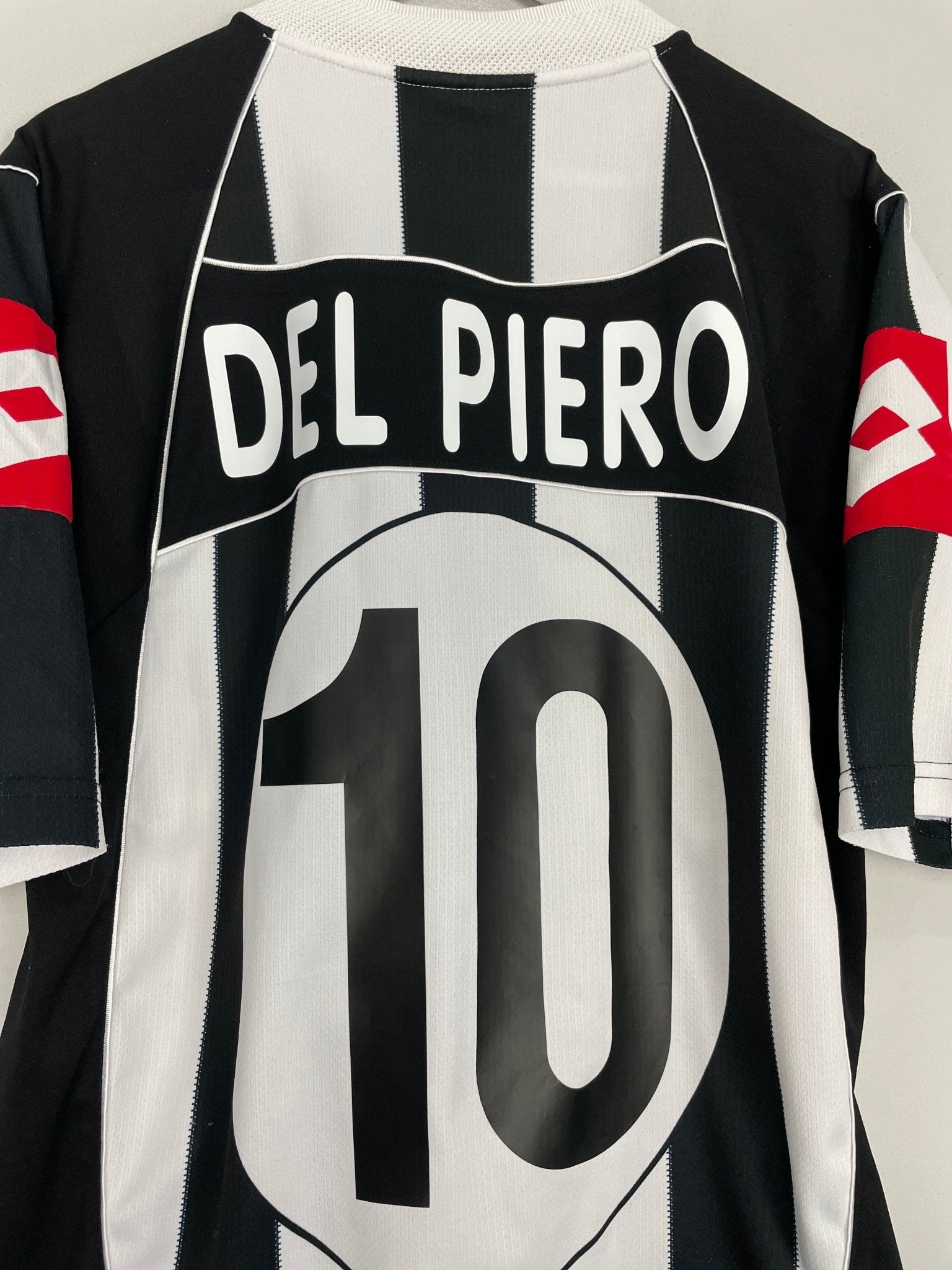 Shop 2002/03 JUVENTUS DEL PIERO #10 HOME SHIRT (M) LOTTO, classic football shirts, vintage football shirts & retro soccer jerseys at Cult Kits